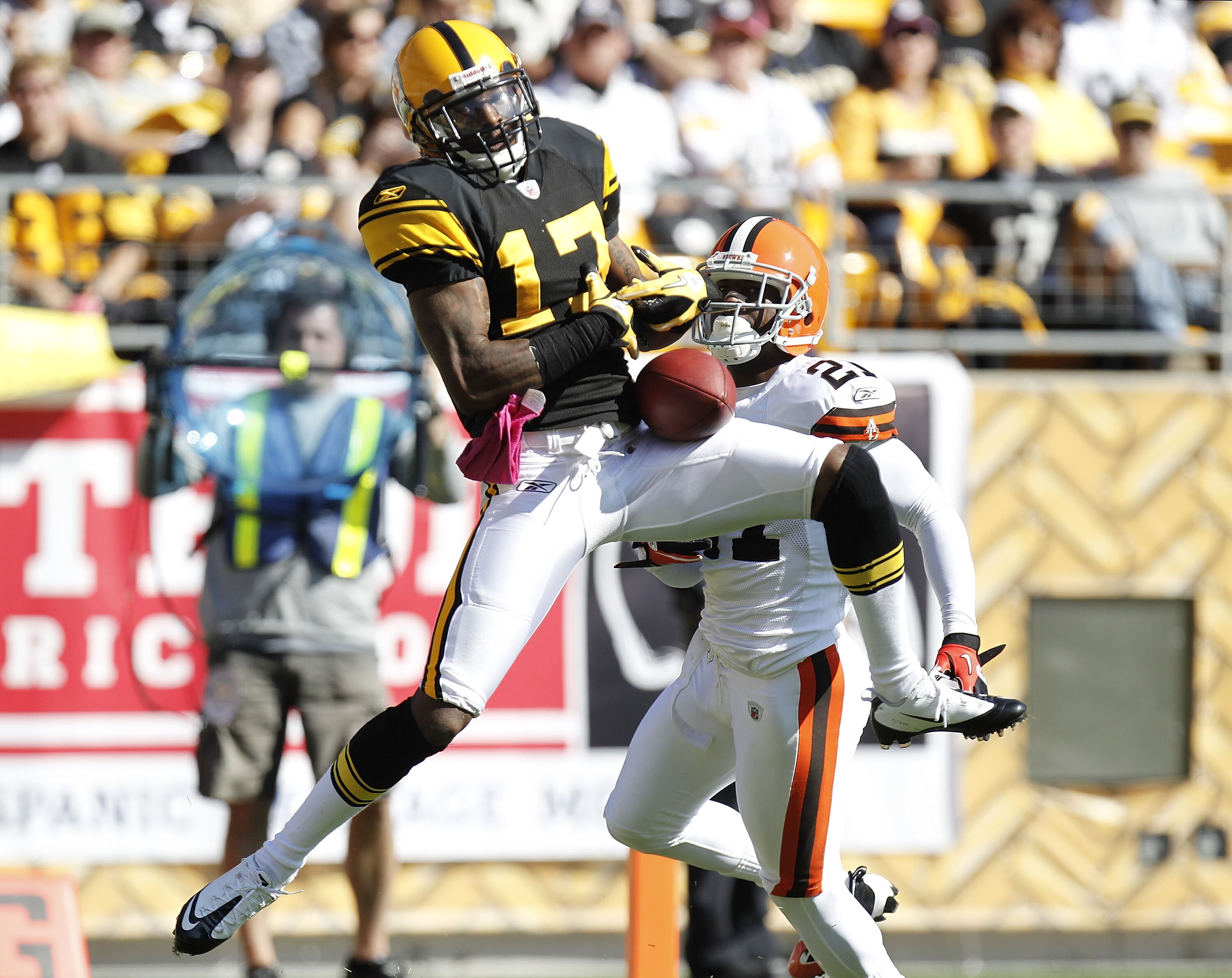 PITTSBURGH - OCTOBER 17:  Mike Wallace #17 of the Pittsburgh Steelers cathces a second quarter touchdown pass in front of Eric Wright #21 of the Cleveland Browns on October 17, 2010 at Heinz Field in Pittsburgh, Pennsylvania.  (Photo by Gregory Shamus/Get