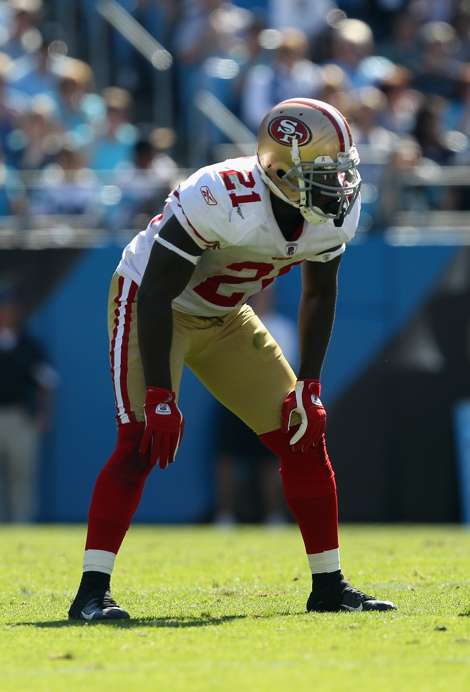 CHARLOTTE, NC - OCTOBER 24:  Frank Gore #21 of the San Francisco 49ers against the Carolina Panthers during their game at Bank of America Stadium on October 24, 2010 in Charlotte, North Carolina.  (Photo by Streeter Lecka/Getty Images)