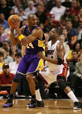 Kobe Bryant posting up Dwyane Wade