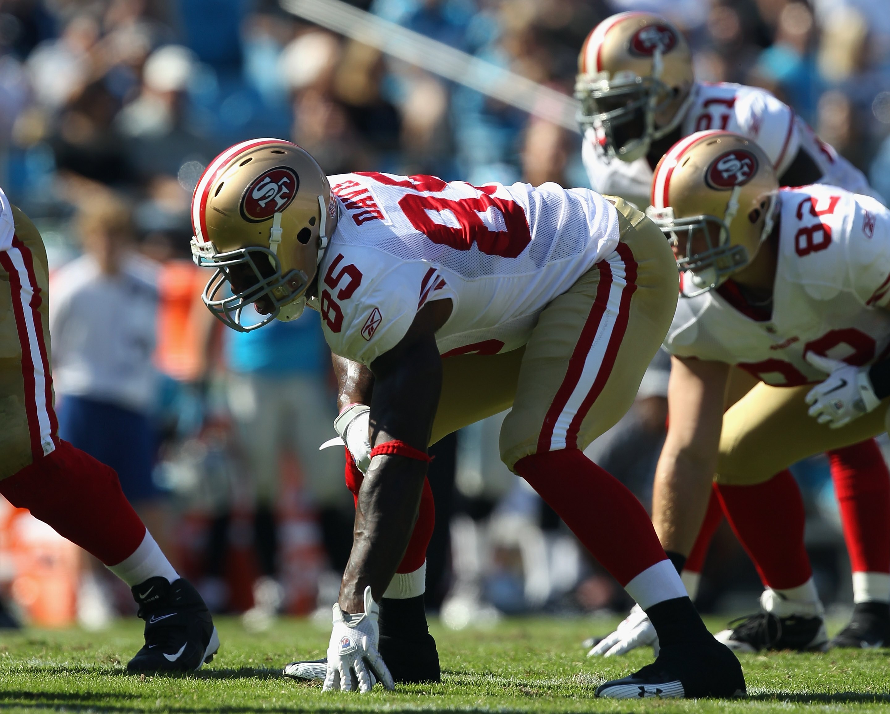 CHARLOTTE, NC - OCTOBER 24:  Vernon Davis #85 of the San Francisco 49ers against the Carolina Panthers during their game at Bank of America Stadium on October 24, 2010 in Charlotte, North Carolina.  (Photo by Streeter Lecka/Getty Images)