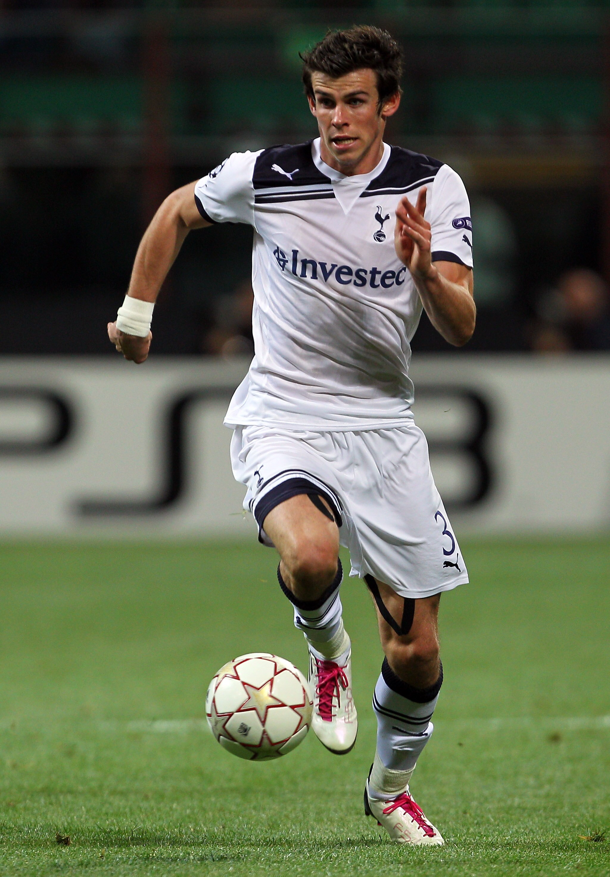 MILAN, ITALY - OCTOBER 20:  Gareth Bale of Tottenham Hotspur in action during the UEFA Champions League Group A match between FC Internazionale Milano and Tottenham Hotspur at the Stadio Giuseppe Meazza on October 20, 2010 in Milan, Italy.  (Photo by Cliv