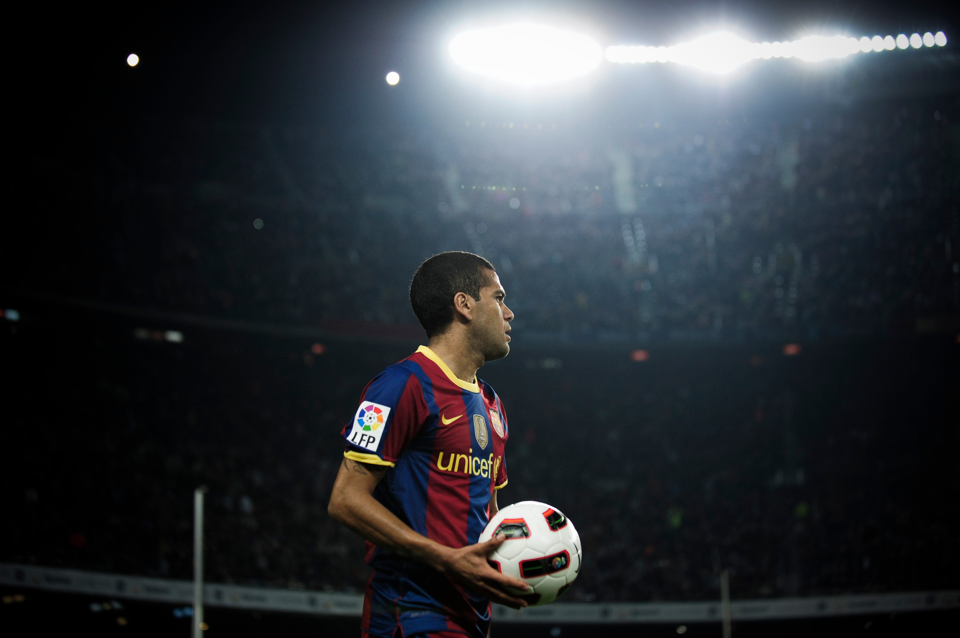 BARCELONA, SPAIN - OCTOBER 16:  Daniel Alves of Barcelona holds the ball during the La Liga match between Barcelona and Valencia at the Camp Nou stadium on October 16, 2010 in Barcelona, Spain. Barcelona won the match 2-1.  (Photo by David Ramos/Getty Ima