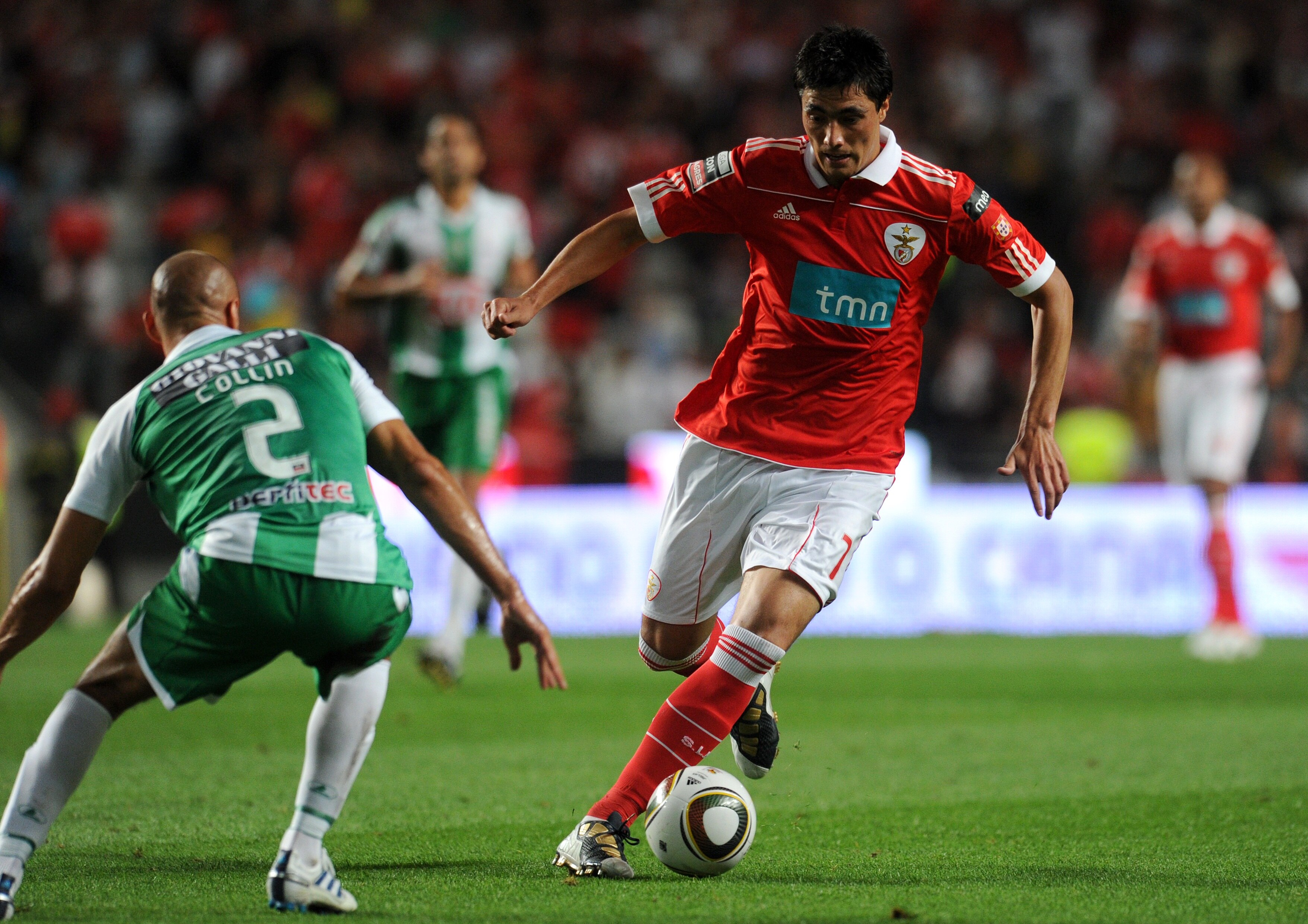 LISBON, PORTUGAL - AUGUST 28:  Oscar Cardozo of Benfica competes with Aurelien Collin of Vitoria Setubal during the Portuguese Liga match between Benfica and Vitoria Setubal at Luz Stadium on August 28, 2010 in Lisbon, Portugal.  (Photo by Patricia de Mel