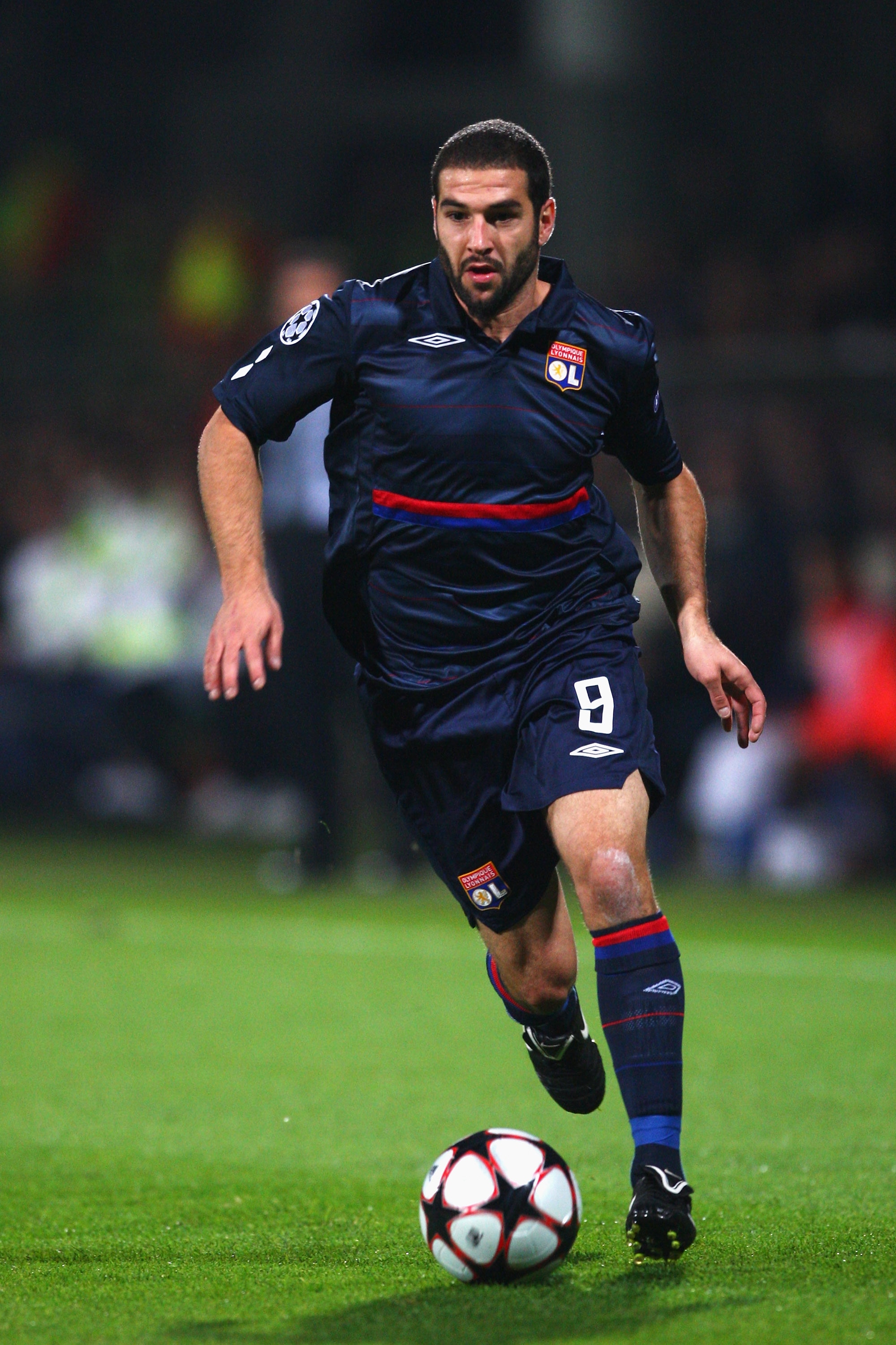LYON, FRANCE - SEPTEMBER 16:  Lisandro of Lyon during the UEFA Champions League Group E match between Lyon and Fiorentina at the Stade de Gerland on September 16, 2009 in Lyon, France.  (Photo by Michael Steele/Getty Images)