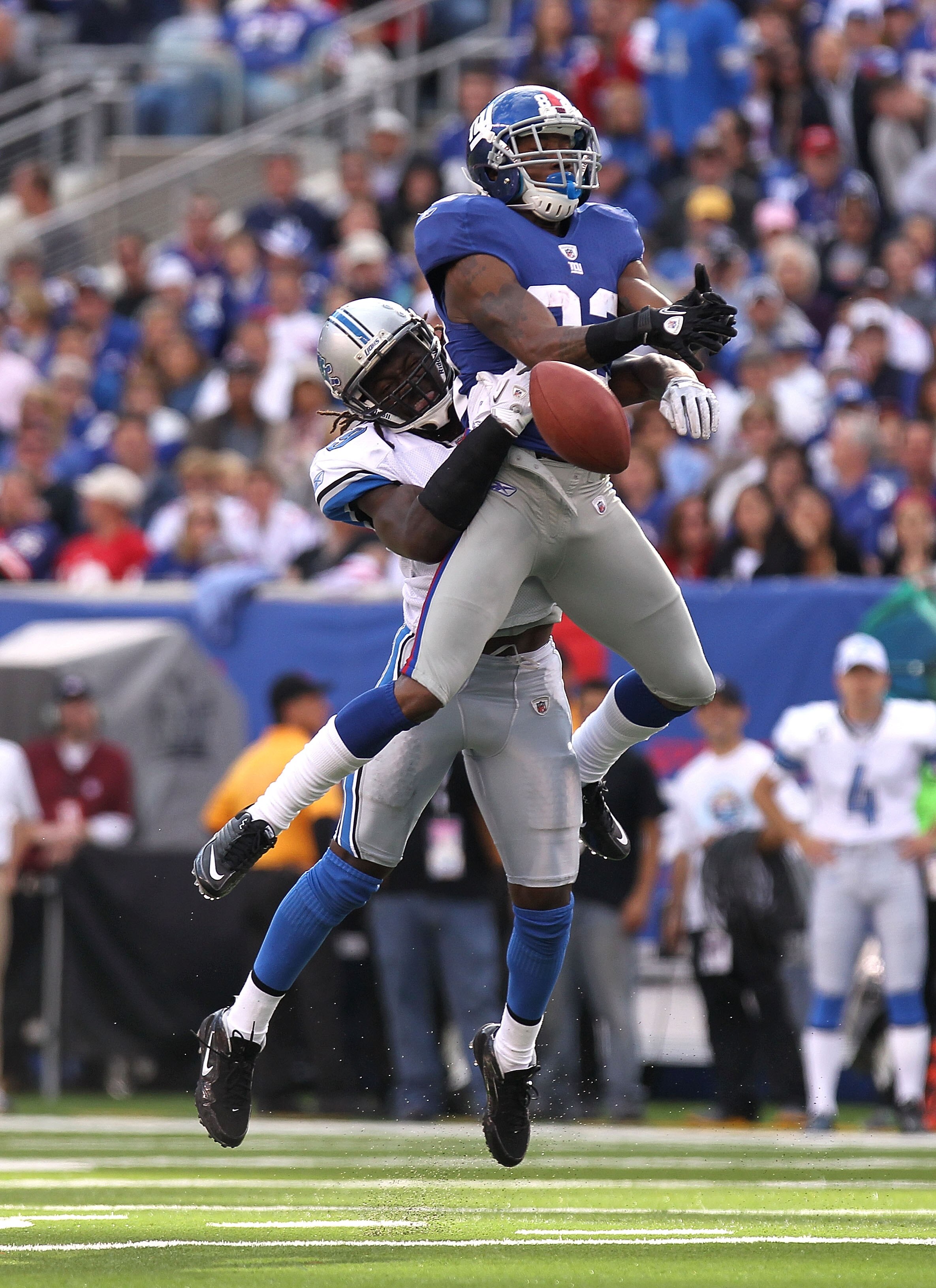 EAST RUTHERFORD, NJ - OCTOBER 17:  Mario Manningham #82 of the New York Giants has his reception broken up by C.C. Brown #39 of the Detroit Lions at New Meadowlands Stadium on October 17, 2010 in East Rutherford, New Jersey.  (Photo by Nick Laham/Getty Im