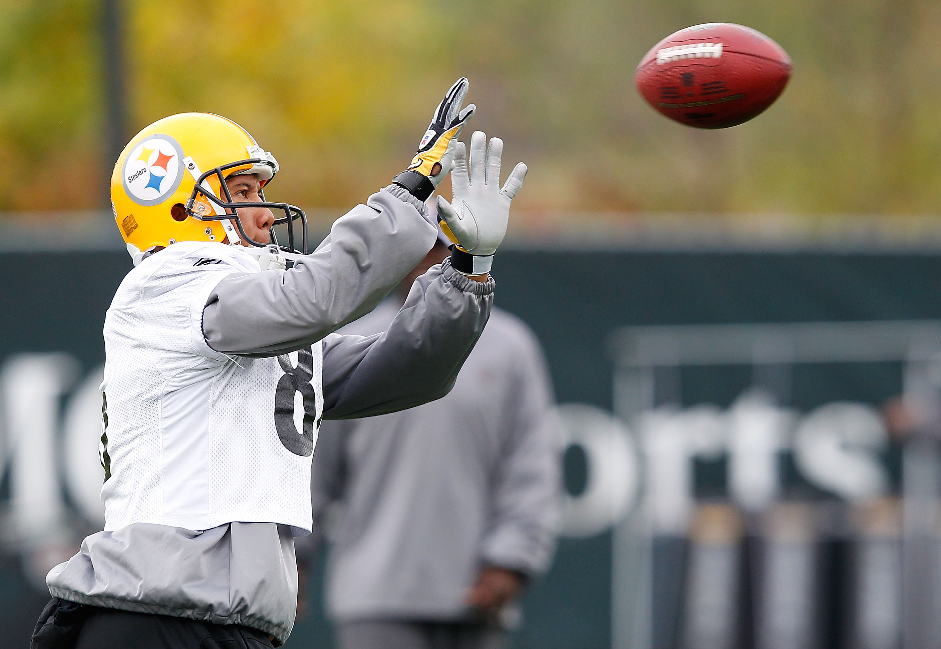 PITTSBURGH - OCTOBER 15:  Hines Ward #86 of the Pittsburgh Steelers catches a pass during practice at the Pittsburgh Steelers South Side training facility on October 15, 2010 in Pittsburgh, Pennsylvania.  (Photo by Jared Wickerham/Getty Images)