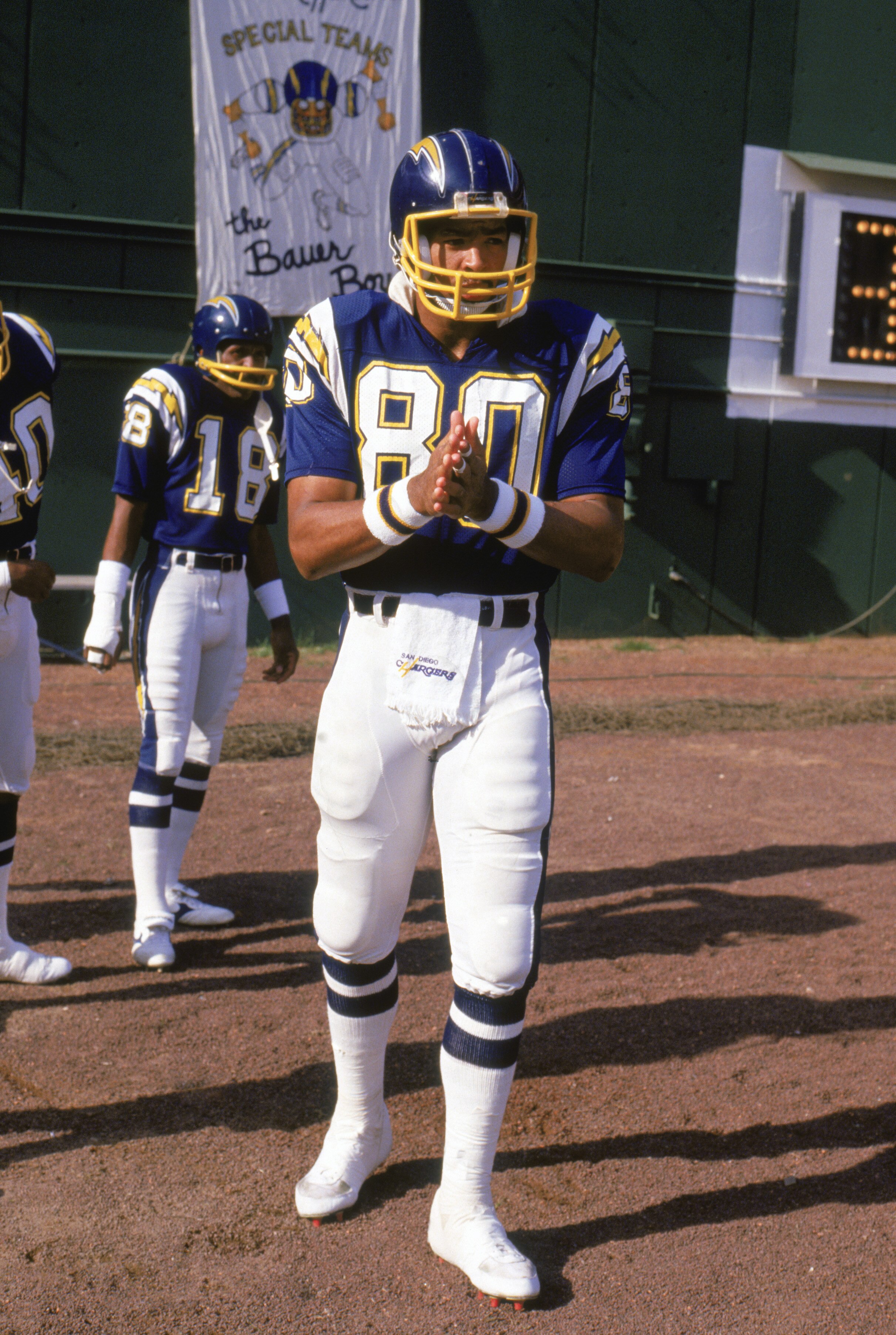 SAN DIEGO -1986: Kellen Winslow #80 of the San Diego Chargers walks into the stadium before a 1986 NFL season game at Jack Murphy Stadium in San Diego, California. (Photo by: Stephen Dunn/Getty Images)