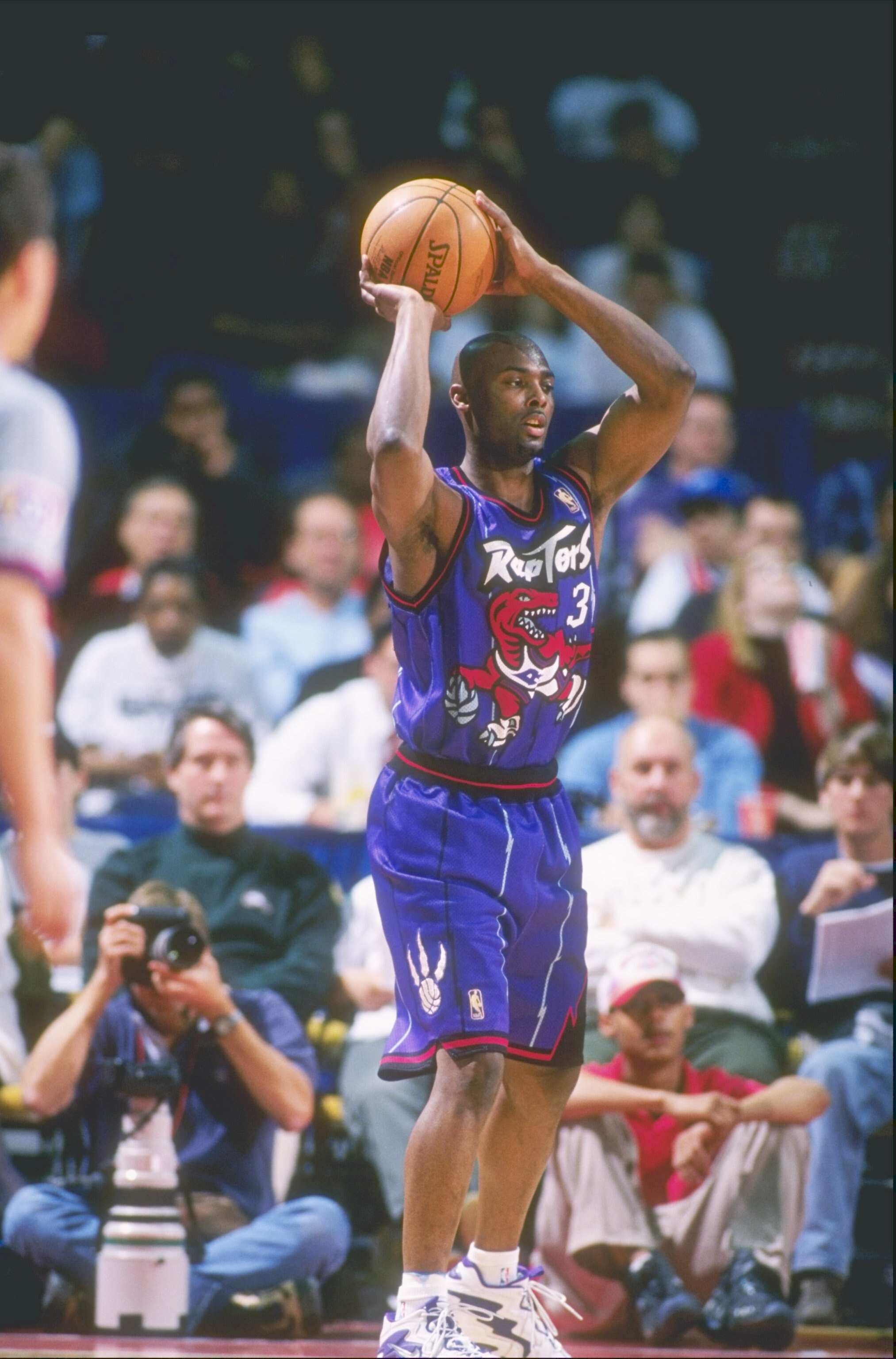 28 Mar 1997:  Shawn Respert of the Toronto Raptors looks to pass the ball during a game against the Washington Bullets at the US Air Arena in Landover, Maryland.  The Bullets won the game 113-86. Mandatory Credit: Doug Pensinger  /Allsport
