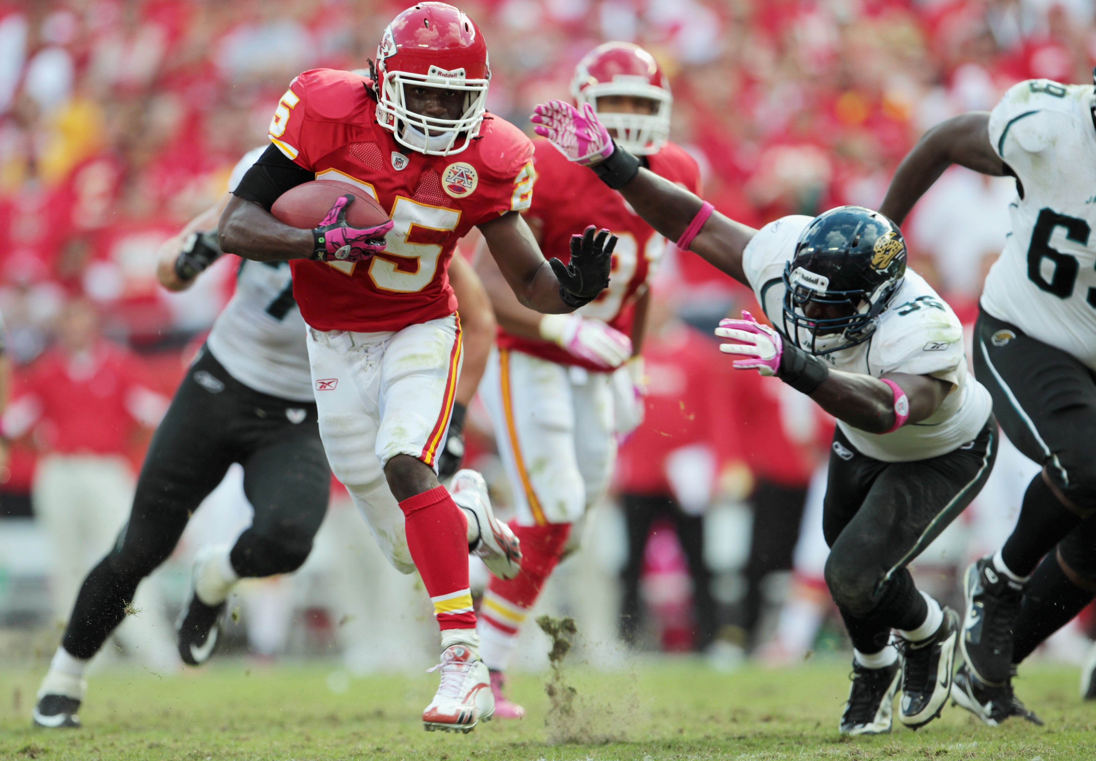 KANSAS CITY, MO - OCTOBER 24:  Jamaal Charles #25 of the Kansas City Chiefs carries the ball during the game against the Jacksonville Jaguars on October 24, 2010 at Arrowhead Stadium in Kansas City, Missouri.  (Photo by Jamie Squire/Getty Images)