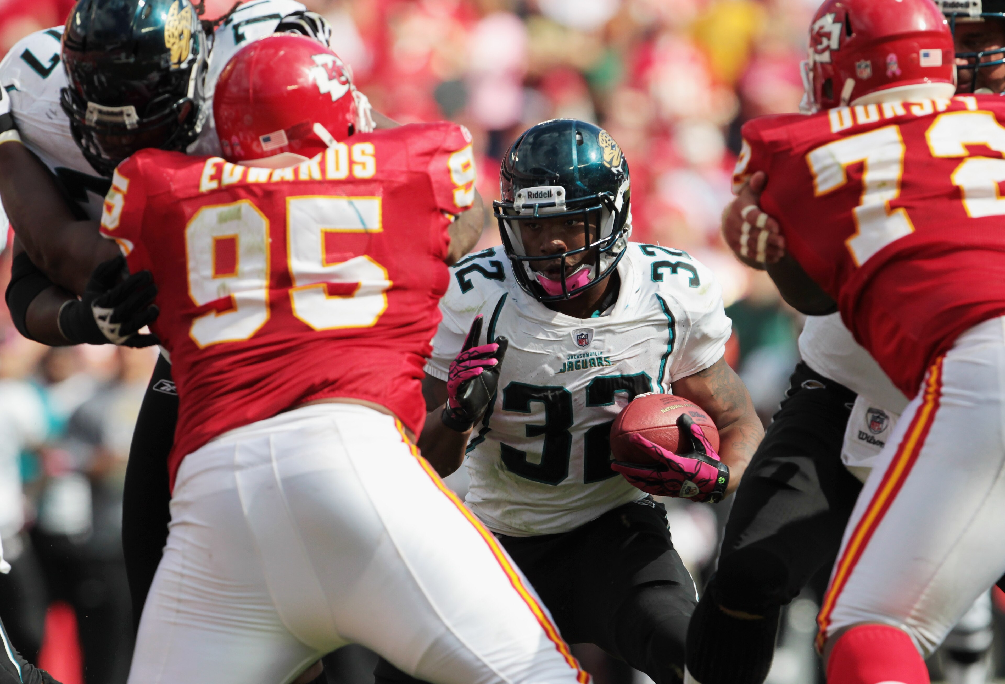 KANSAS CITY, MO - OCTOBER 24:  Maurice Jones-Drew #32 of the Jacksonville Jaguars carries the ball during the game against the Kansas City Chiefs on October 24, 2010 at Arrowhead Stadium in Kansas City, Missouri.  (Photo by Jamie Squire/Getty Images)