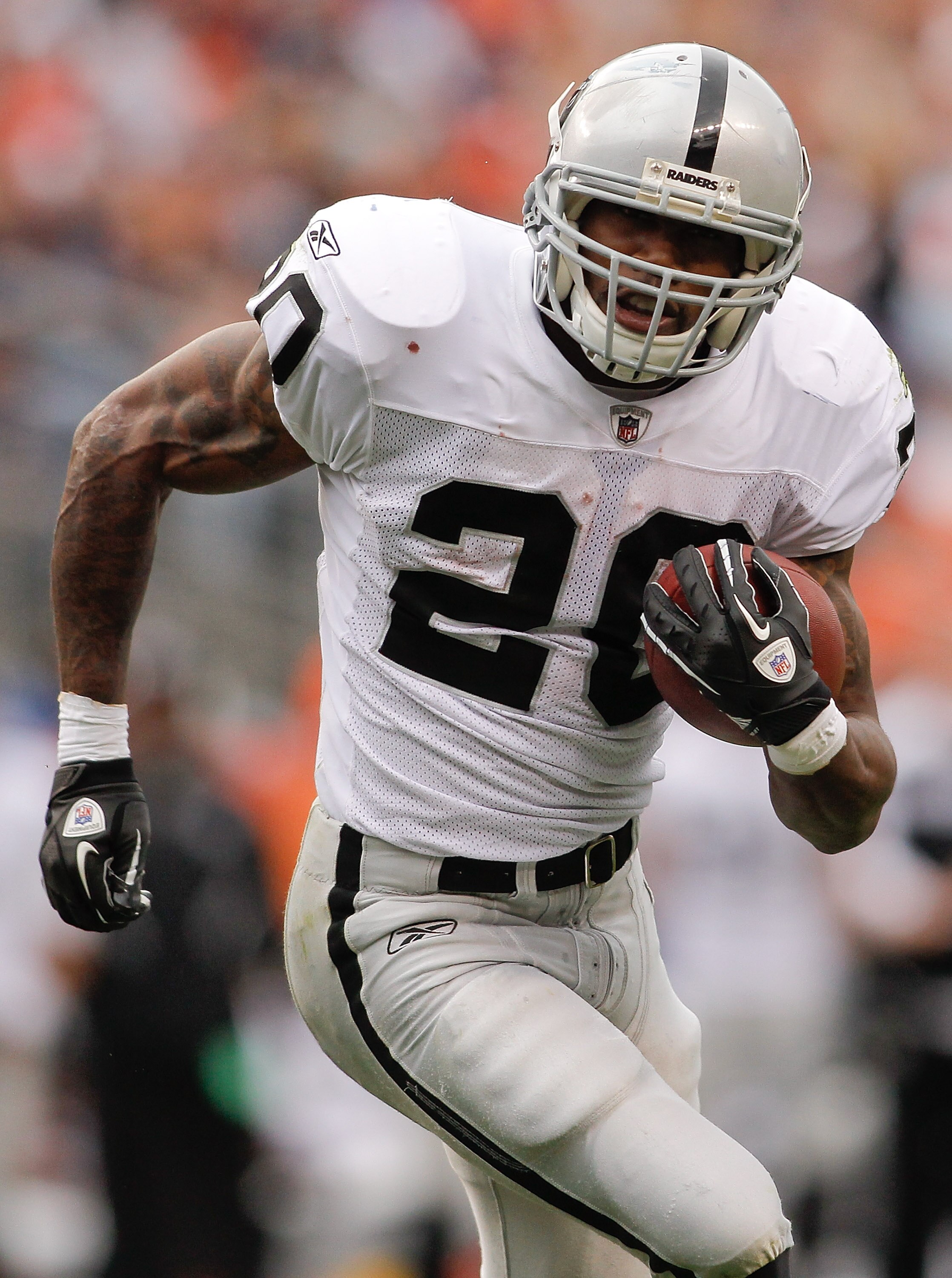 DENVER - OCTOBER 24:  Running back Darren McFadden #20 of the Oakland Raiders runs against the Denver Broncos at INVESCO Field at Mile High on October 24, 2010 in Denver, Colorado. (Photo by Justin Edmonds/Getty Images)