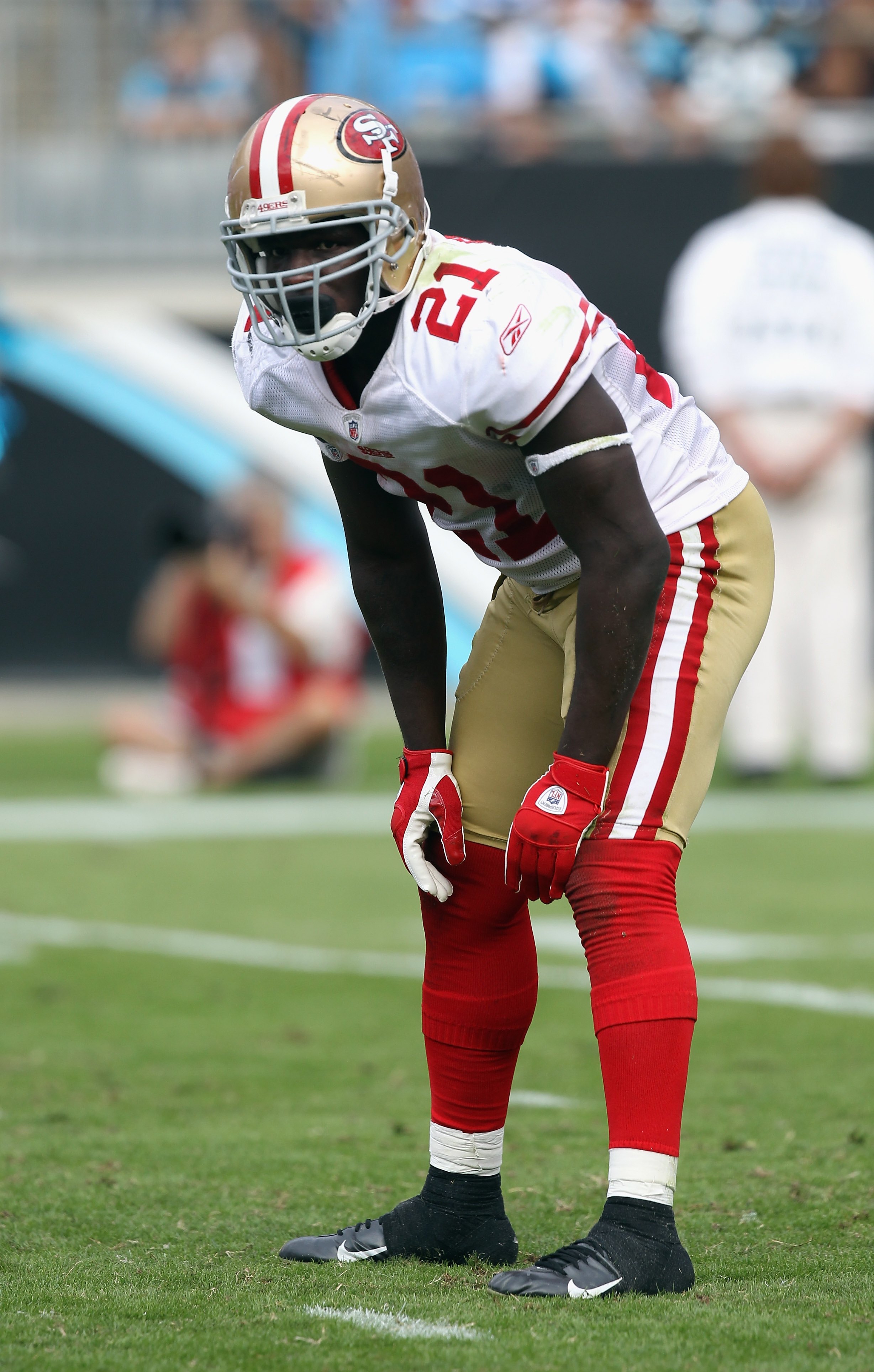 CHARLOTTE, NC - OCTOBER 24:  Frank Gore #21 of the San Francisco 49ers against the Carolina Panthers during their game at Bank of America Stadium on October 24, 2010 in Charlotte, North Carolina.  (Photo by Streeter Lecka/Getty Images)