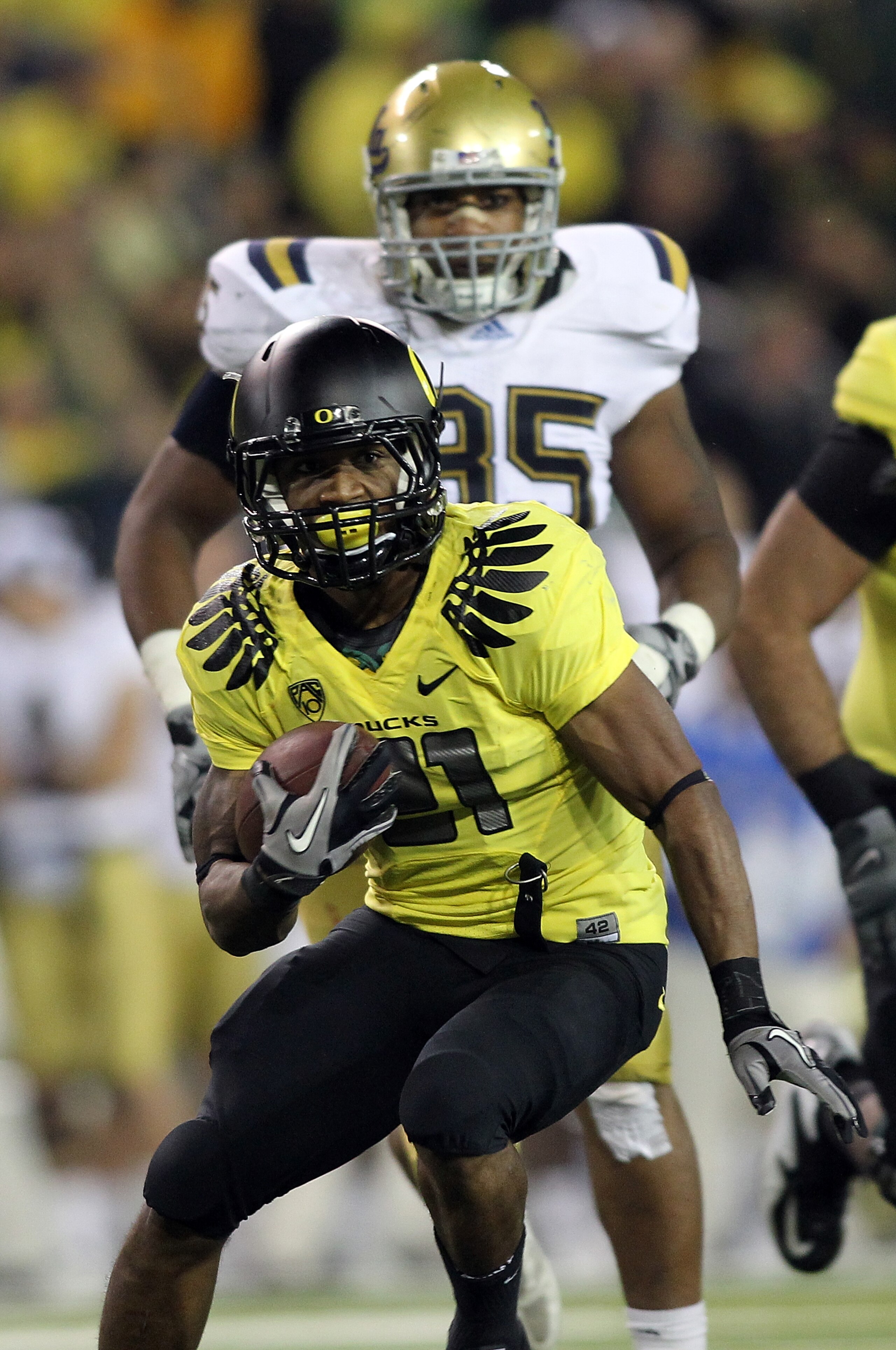 EUGENE, OR - OCTOBER 21:  LaMichael James #21 of the Oregon Ducks runs the ball against the UCLA Bruins on October 21, 2010 at the Autzen Stadium in Eugene, Oregon.  (Photo by Jonathan Ferrey/Getty Images)