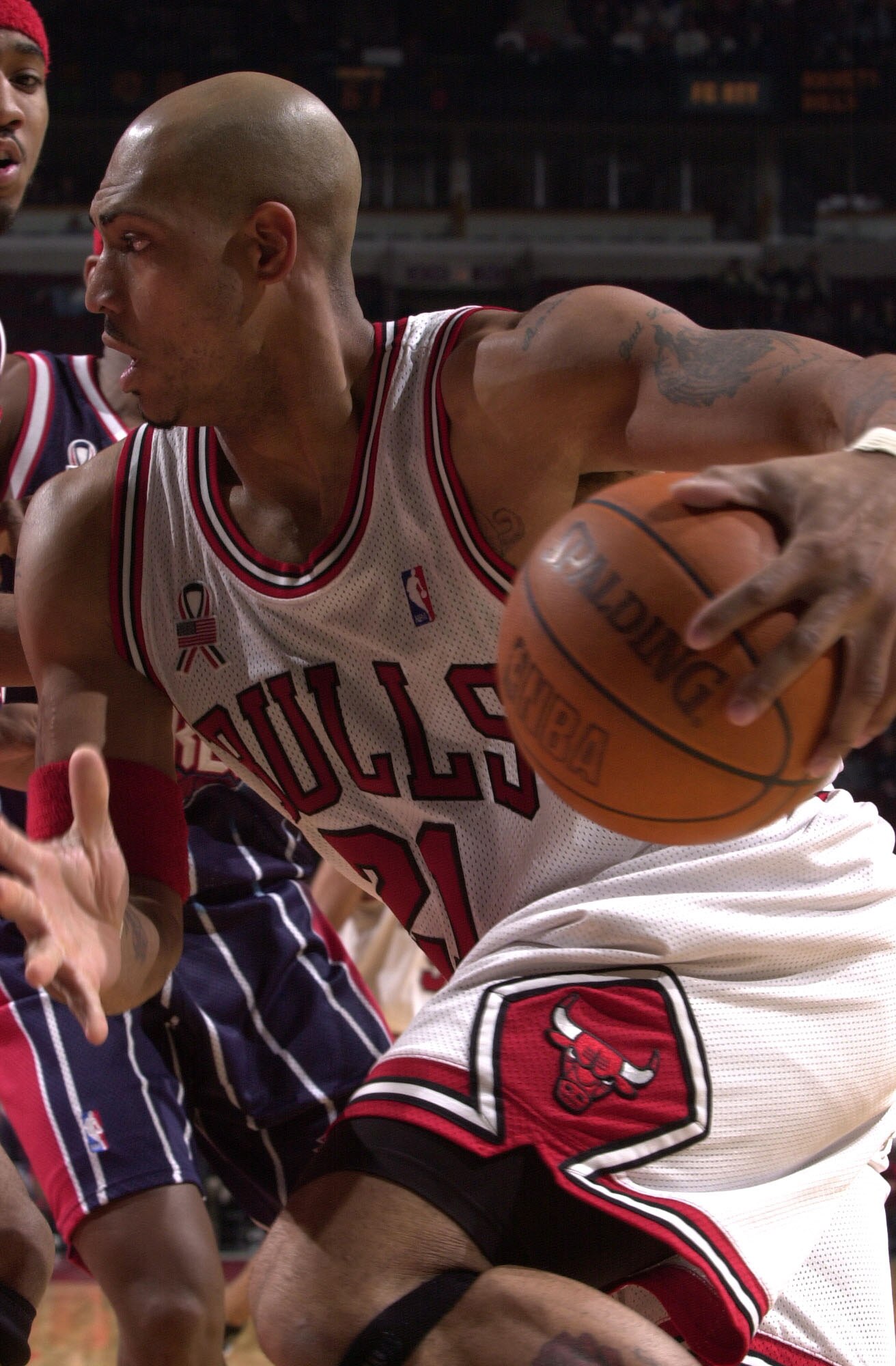04 Dec 2001:  Forward Marcus Fizer #21 of the Chicago Bulls drives to the basket against the Houston Rockets at the United Center in Chicago, Illinois.  The Bulls defeated the Rockets 103-75. DIGITAL IMAGE  NOTE TO USER: User expressly acknowledges and ag