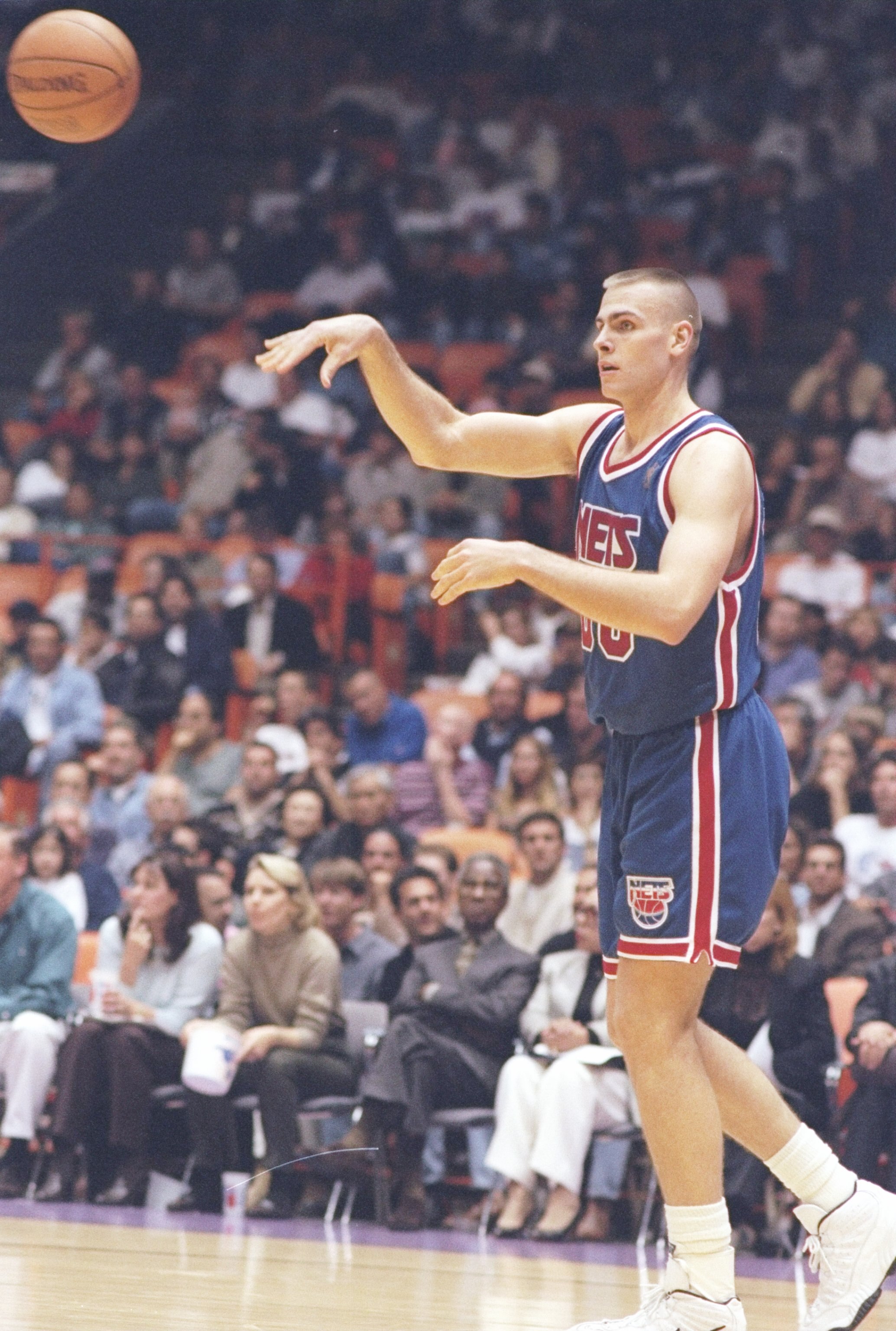 9 Mar 1997:  Center Eric Montross of the New Jersey Nets passes the ball during a game against the Los Angeles Lakers at the Great Western Forum in Inglewood, California.  The Lakers won the game 115-105. Mandatory Credit: Elsa Hasch  /Allsport