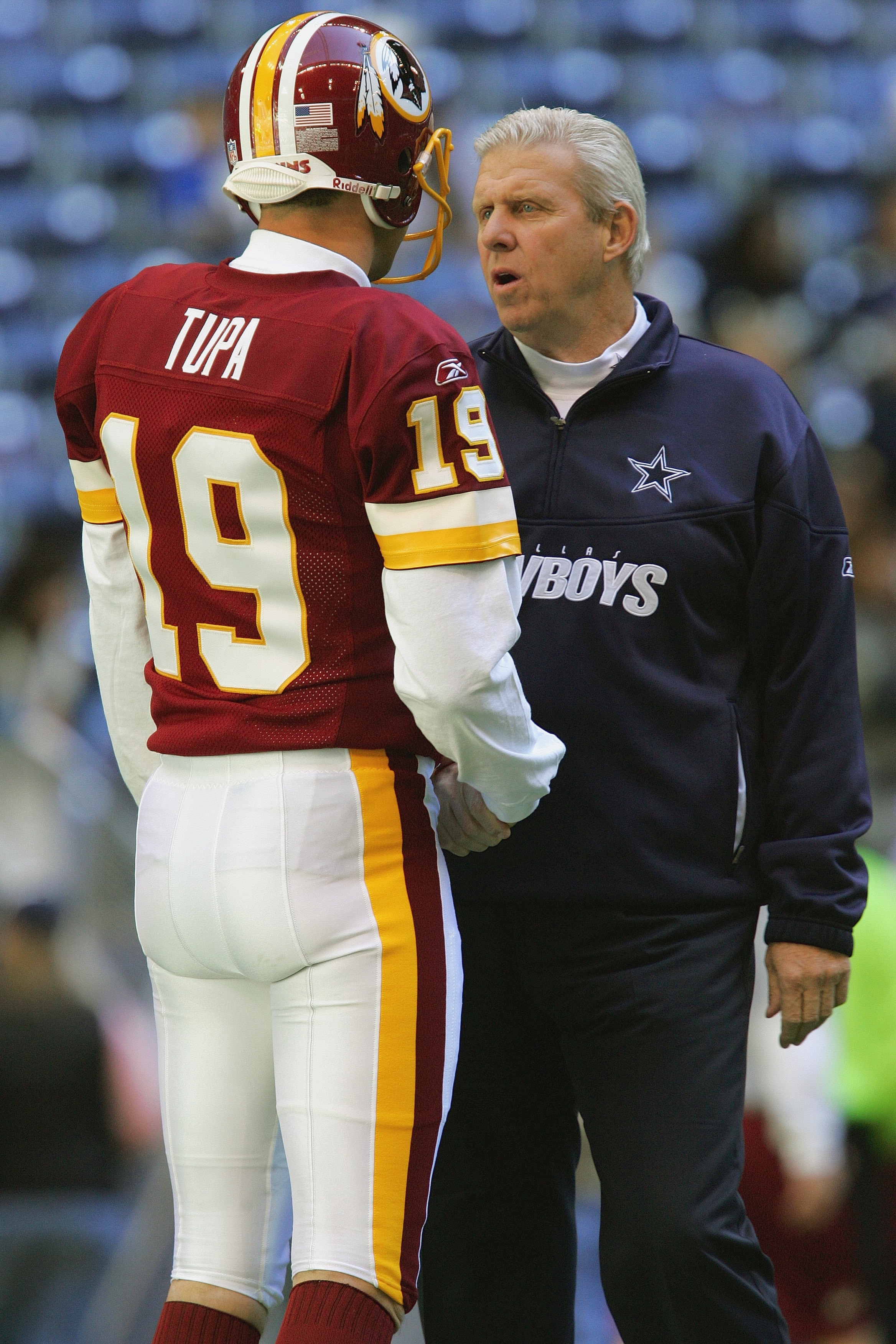 IRVING, TX - DECEMBER 26:  Head coach Bill Parcells of the Dallas Cowboys speaks with Washington Redskins punter Tom Tupa #19 before the game on December 26, 2004 at Texas Stadium in Irving, Texas.   The Cowboys won 13-10.  (Photo by Ronald Martinez/Getty