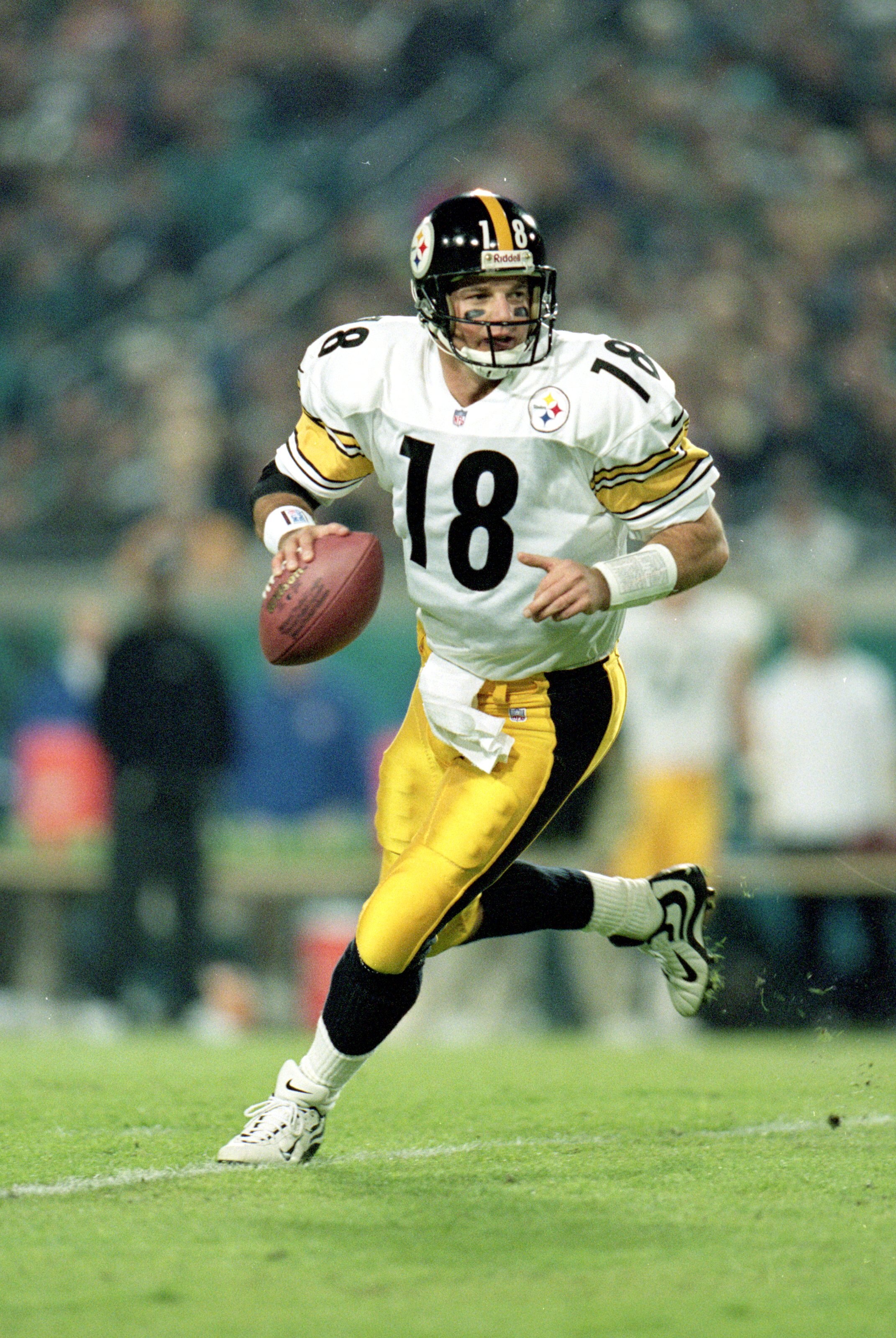 2 Dec 1999:  Mike Tomczak #18 of the Pittsburgh Steelers runs to pass the ball during the game against the Jacksonville Jaguars at the Alltell Stadium in Jacksonville, Florida. The Jaguarss defeated the Steelers 20-6. Mandatory Credit: Andy Lyons  /Allspo