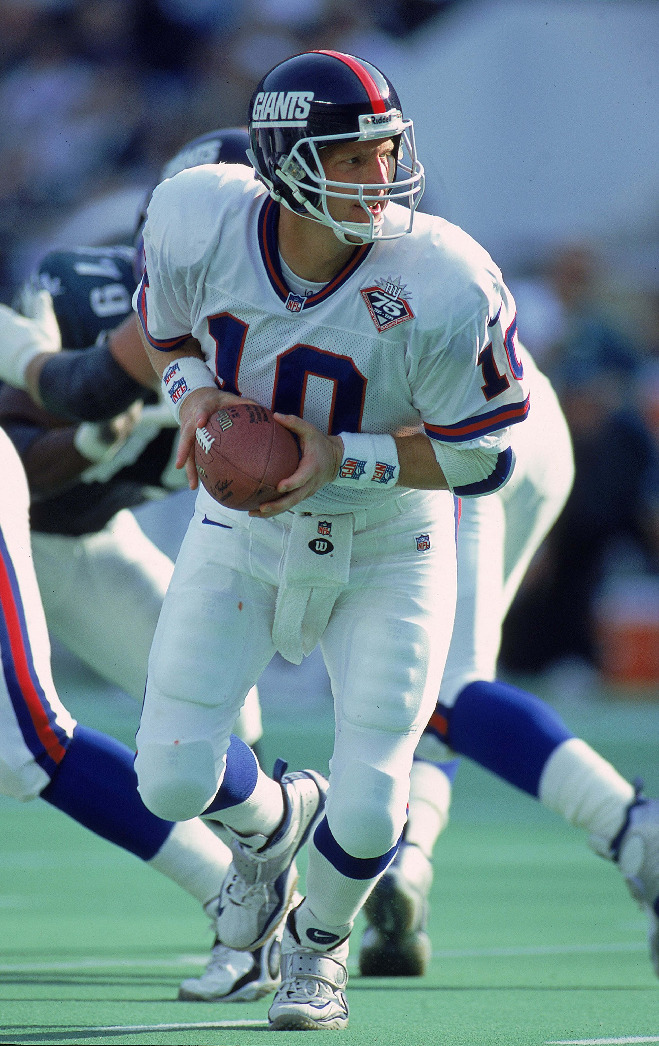 31 Oct 1999: Kent Graham #10 of the New York Giants moves to pass the ball during the game against the Philadelphia Eagles at the Veteran Stadium in Philadelphia, Pennsylvania. The Giants defeated the Eagles 23-17. Mandatory Credit: Ezra O. Shaw  /Allspor