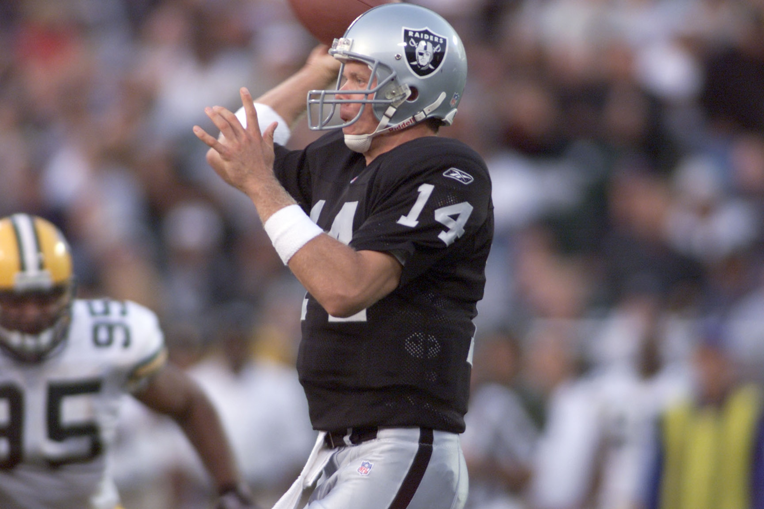 31 Aug 2001 : Bobby Hoying of the Oakland Raiders throws a pass against the Green Bay Packers during the NFL Pre-season game at Network Associates Coliseum in Oakland, California. DIGITAL IMAGE. Mandatory Credit: Jed Jacobsohn/Allsport