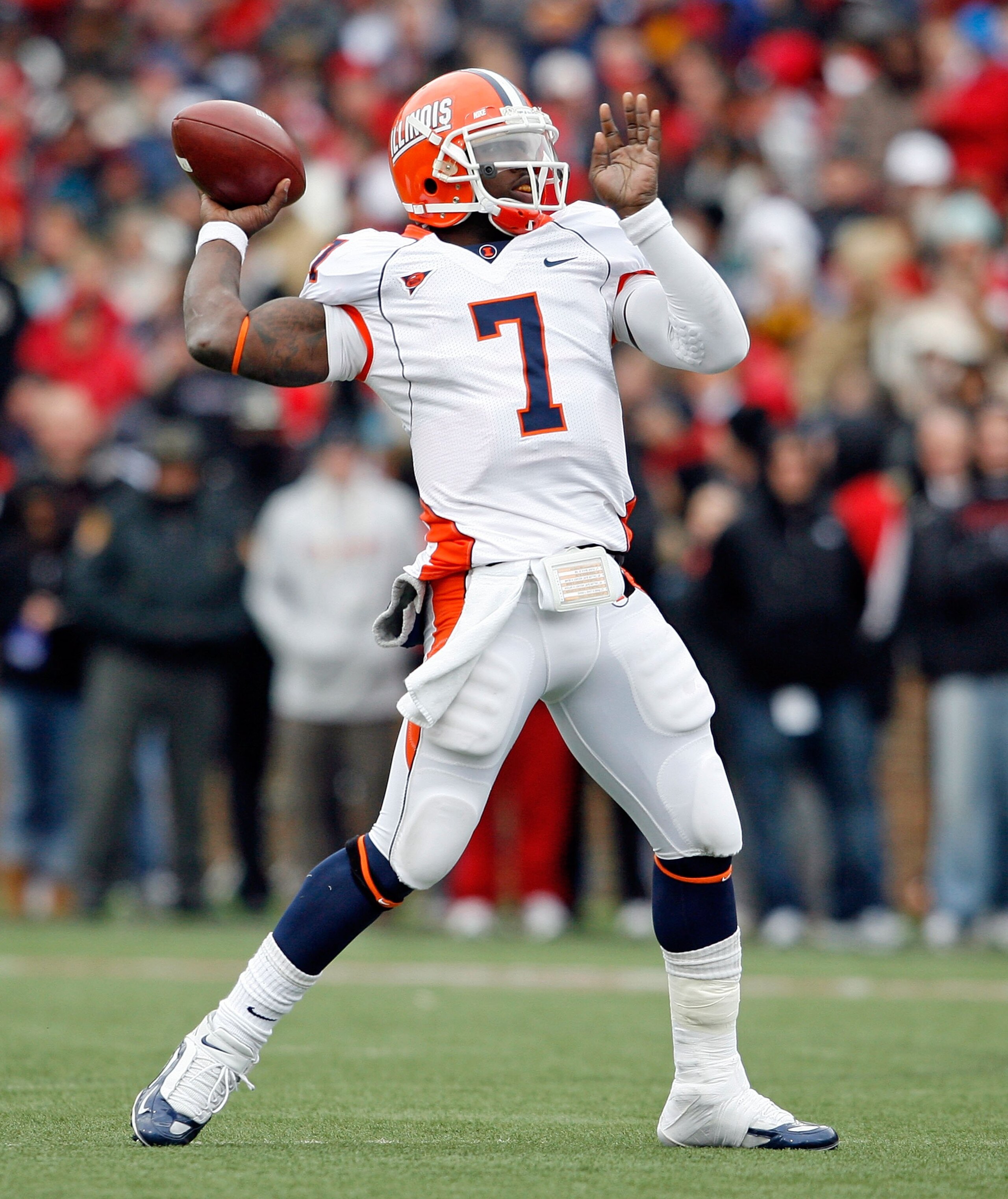 CINCINNATI - NOVEMBER 27:  Juice Williams #7 of the Illinois Fighting Illini throws a pass during the game against the Cincinnati Bearcats at Nippert Stadium on November 27, 2009 in Cincinnati, Ohio.  (Photo by Andy Lyons/Getty Images)