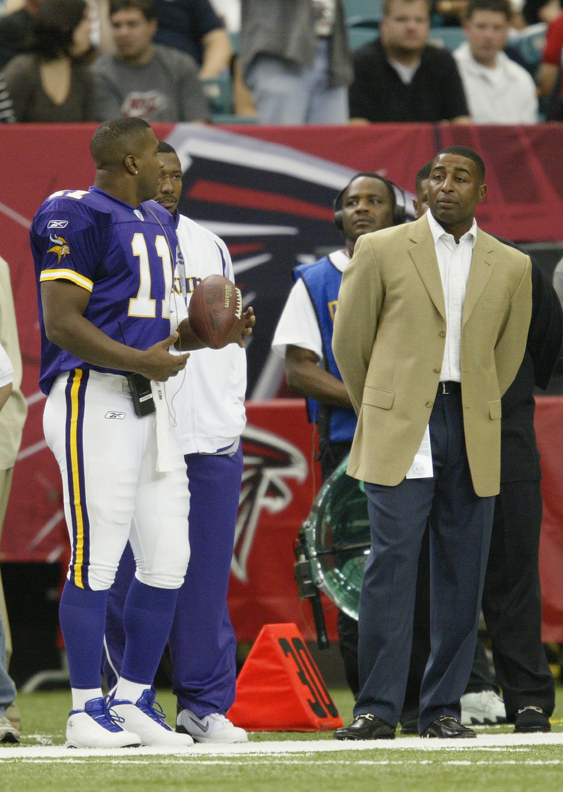 ATLANTA - OCTOBER 5:  Quarterback Daunte Culpepper #11 of the Minnesota Vikings talks with former wide receiver Cris Carter on the sidelines on October 5, 2003 at the Georgia Dome in Atlanta, Georgia. The Vikings defeated the Falcons 30-20. (Photo by Bria