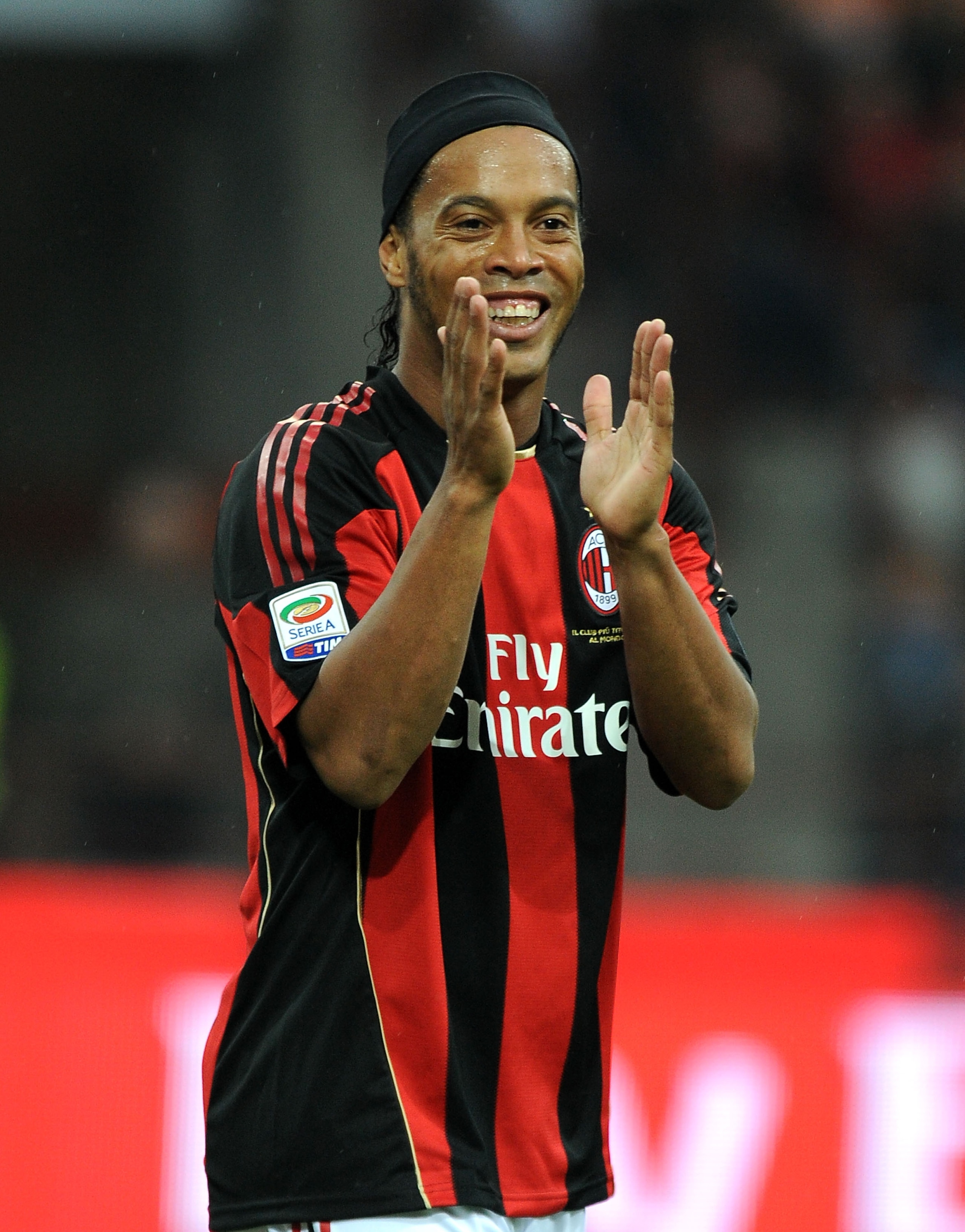 MILAN, ITALY - OCTOBER 16:  Ronaldinho of AC Milan cheers his team mate Zlatan Ibrahimovic on during the Serie A match between AC Milan and AC Chievo Verona at Stadio Giuseppe Meazza on October 16, 2010 in Milan, Italy. (Photo by Massimo Cebrelli/Getty Im
