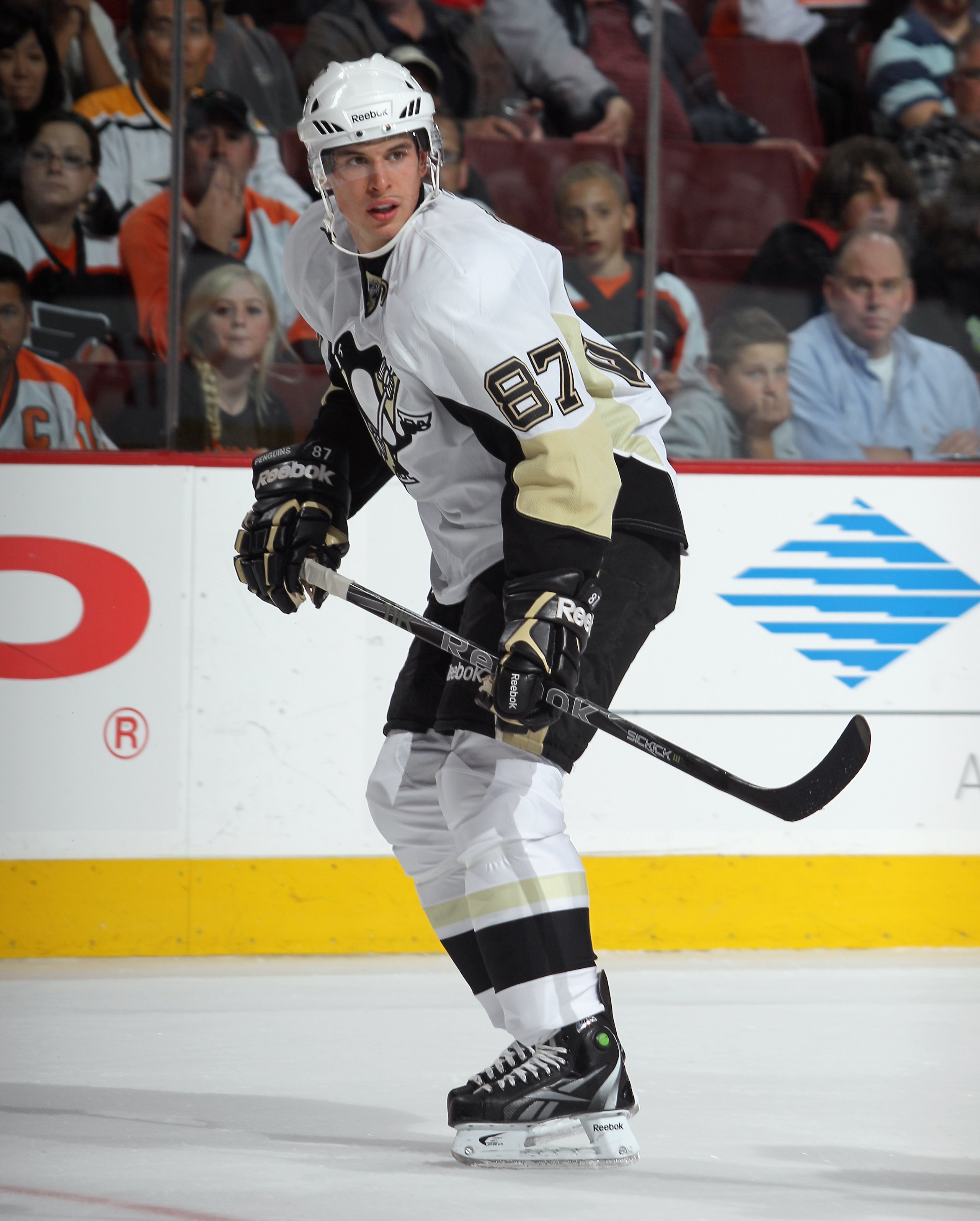 PHILADELPHIA - OCTOBER 16:  Sidney Crosby #87 of the Pittsburgh Penguins skates against the Philadelphia Flyers at the Wells Fargo Center on October 16, 2010 in Philadelphia, Pennsylvania.  (Photo by Bruce Bennett/Getty Images)
