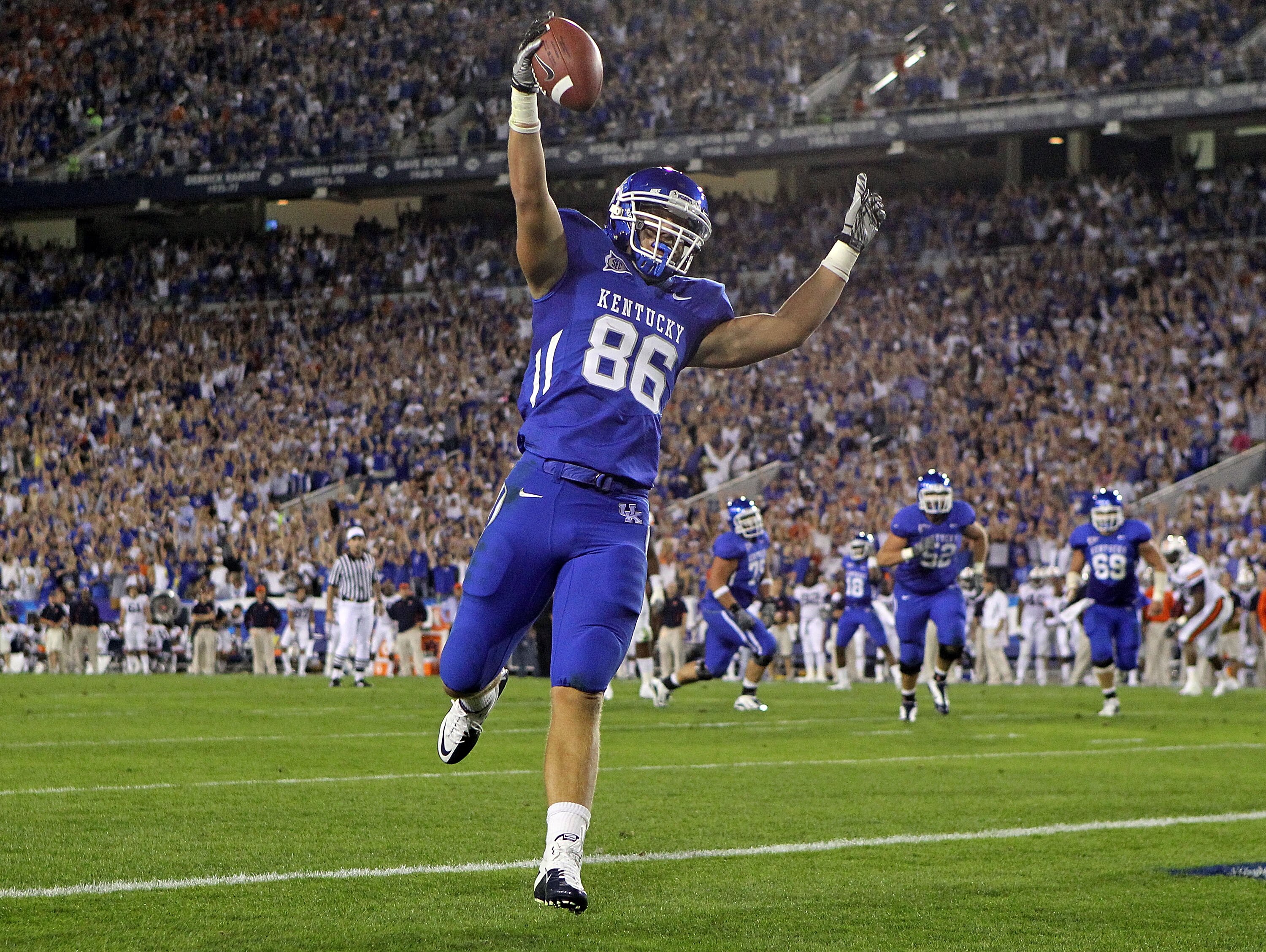 LEXINGTON, KY - OCTOBER 09:  Jordan Aumiller #86 of the Kentucky Wildcats celebrates after scoring a touchdown during the SEC game against  the Auburn Tigers  at Commonwealth Stadium on October 9, 2010 in Lexington, Kentucky.  (Photo by Andy Lyons/Getty I
