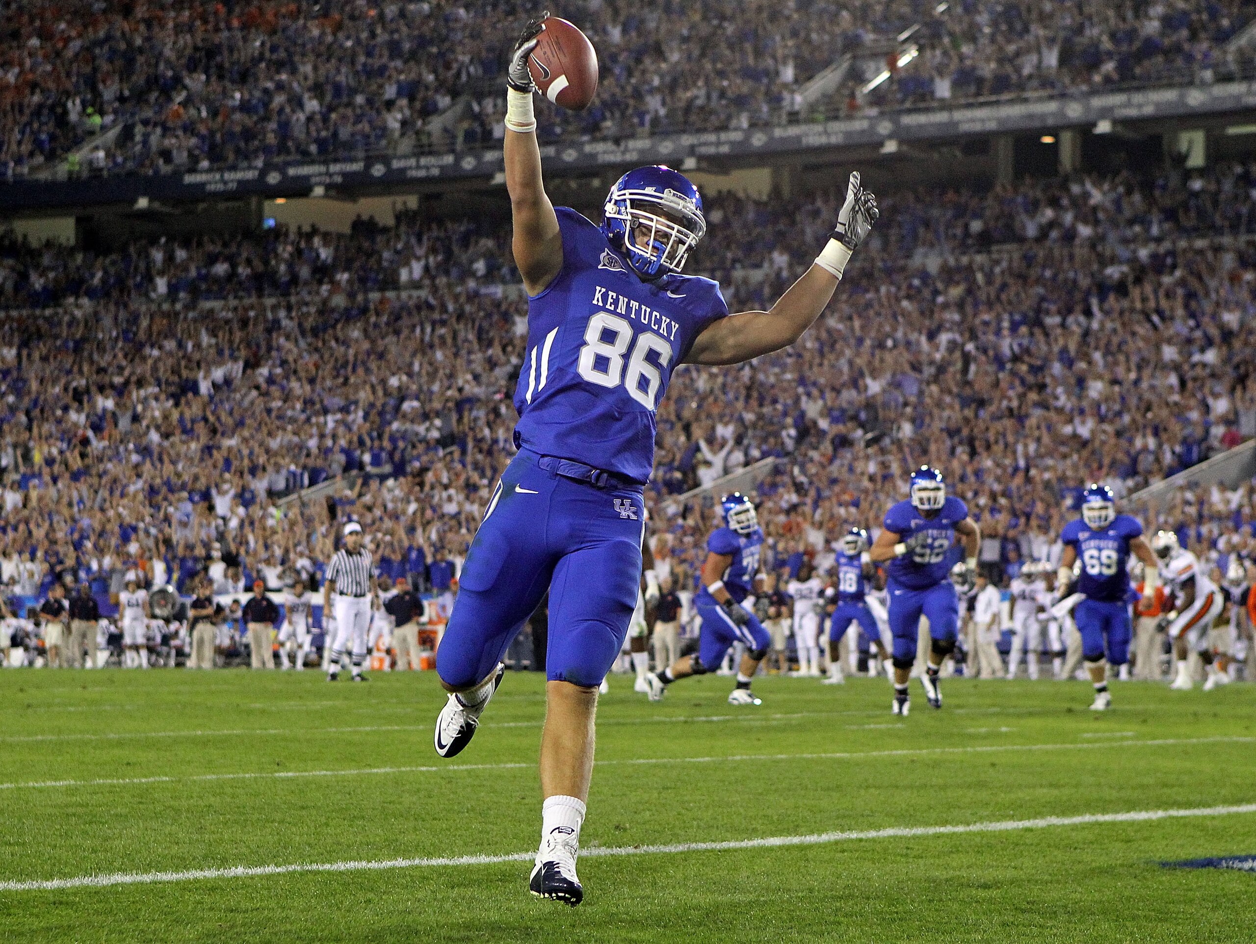 LEXINGTON, KY - OCTOBER 09:  Jordan Aumiller #86 of the Kentucky Wildcats celebrates after scoring a touchdown during the SEC game against  the Auburn Tigers  at Commonwealth Stadium on October 9, 2010 in Lexington, Kentucky.  (Photo by Andy Lyons/Getty I