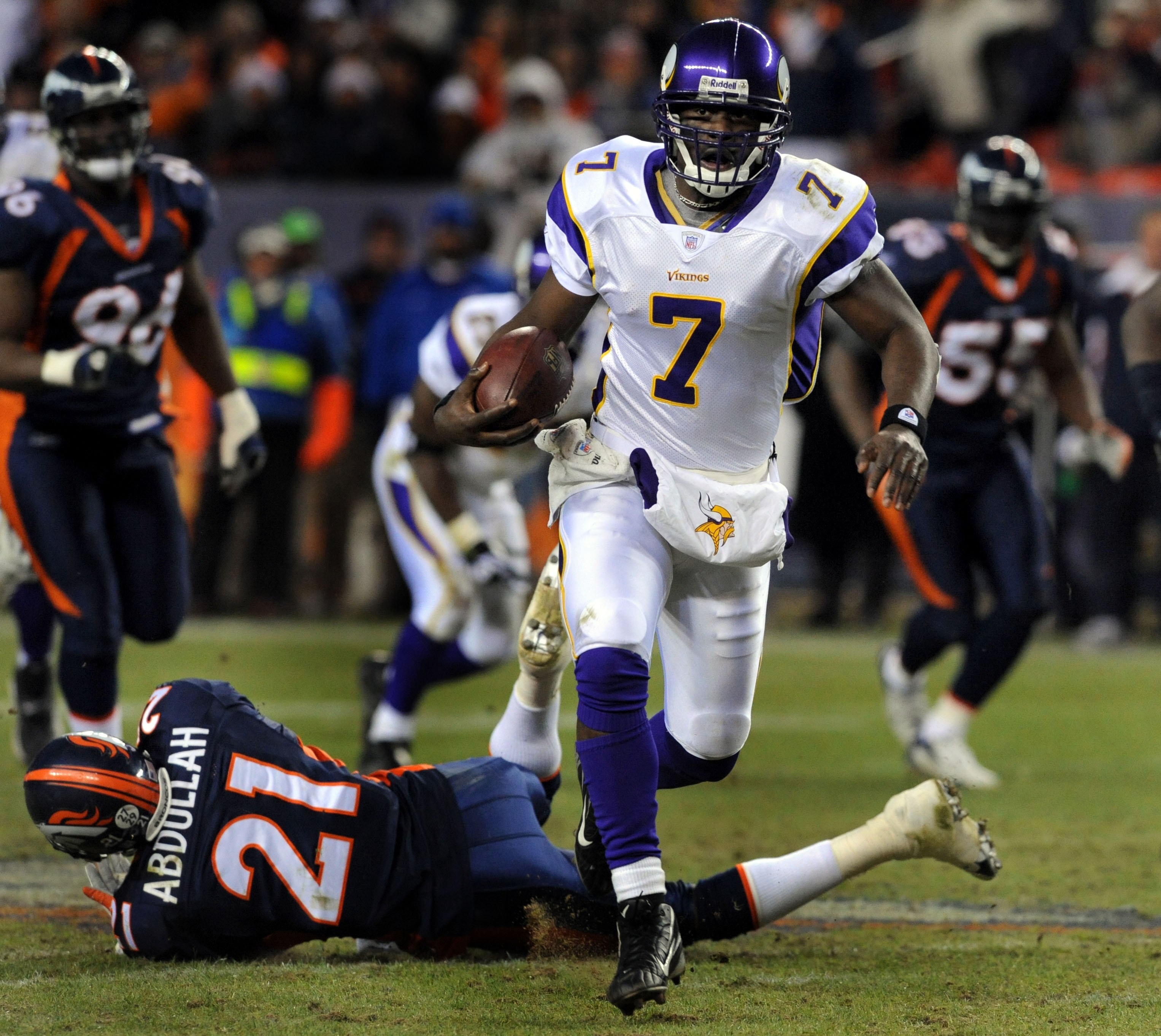 DENVER - DECEMBER 30:  Tavaris Jackson #7 of the Minnesota Vikings breaks into the open field for a long run during fourth quarter of the football game against the Denver Broncos at Invesco Field at Mile High on December 30, 2007 in Denver, Colorado.  (Ph