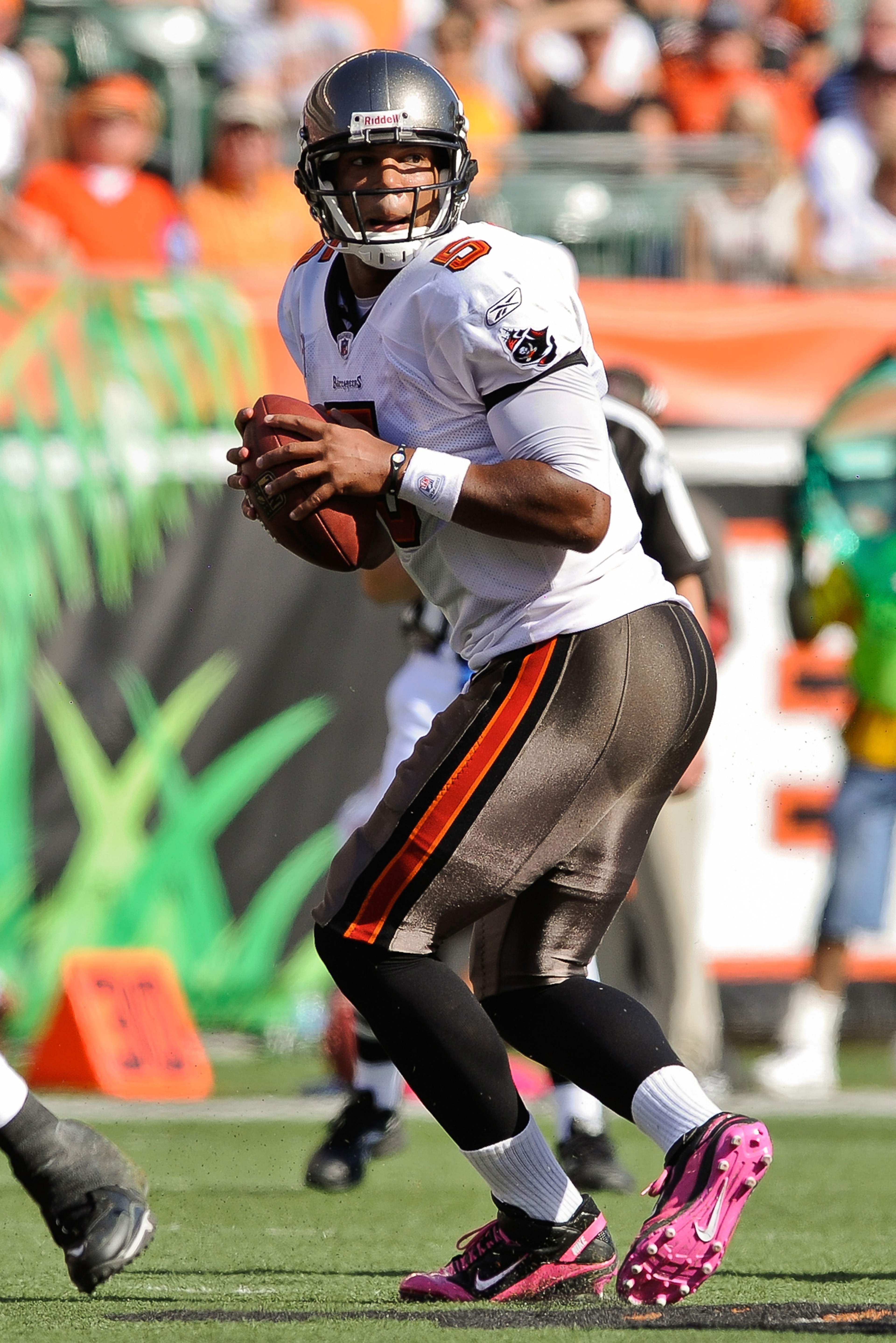 CINCINNATI, OH - OCTOBER 10: Quarterback Josh Freeman #5 of the Tampa Bay Buccaneers gets set to pass to pass against the Cincinnati Bengals at Paul Brown Stadium on October 10, 2010 in Cincinnati, Ohio. (Photo by Jamie Sabau/Getty Images)