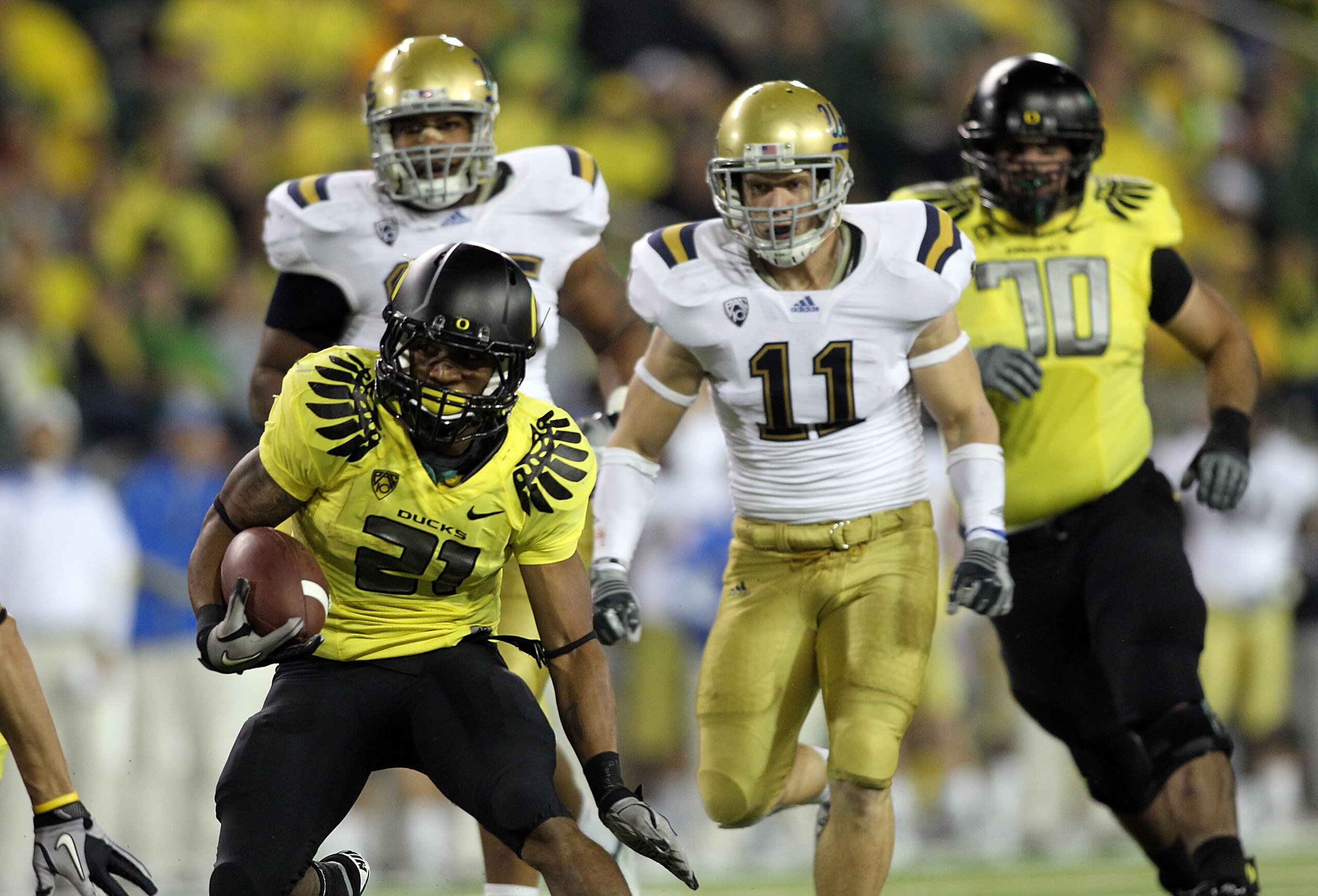 EUGENE, OR - OCTOBER 21:  LaMichael James #21 of the Oregon Ducks runs the ball against the UCLA Bruins on October 21, 2010 at the Autzen Stadium in Eugene, Oregon.  (Photo by Jonathan Ferrey/Getty Images)