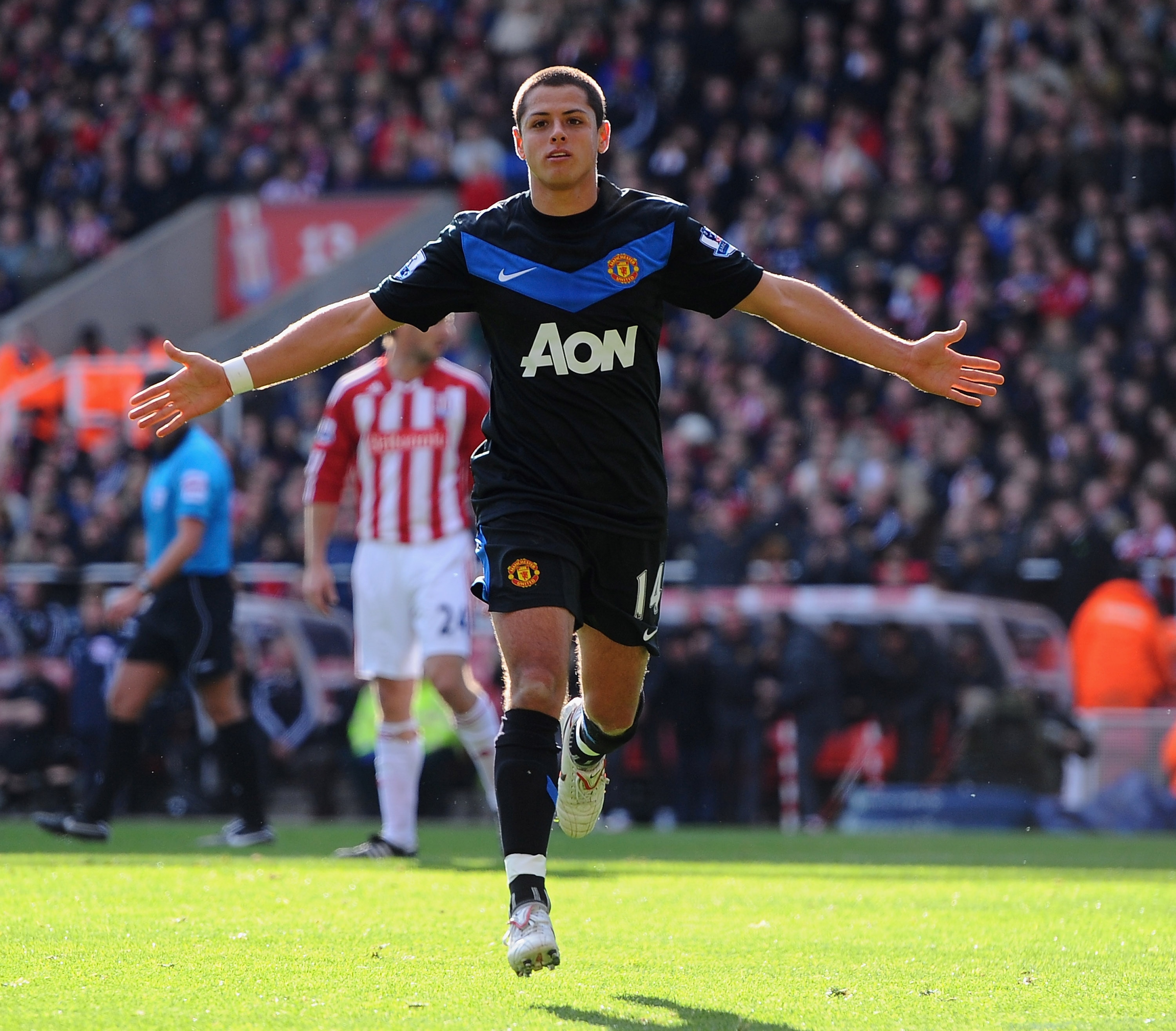 STOKE ON TRENT, ENGLAND - OCTOBER 24: Javier Hernandez of Manchester United celebrates after scoring during the Barclays Premier League match between Stoke City and Manchester United at Britannia Stadium on October 24, 2010 in Stoke on Trent, England. ( STOKE ON TRENT, ENGLAND - OCTOBER 24: Javier Hernandez of Manchester United celebrates after scoring during the Barclays Premier League match between Stoke City and Manchester United at Britannia Stadium on October 24, 2010 in Stoke on Trent, England. (