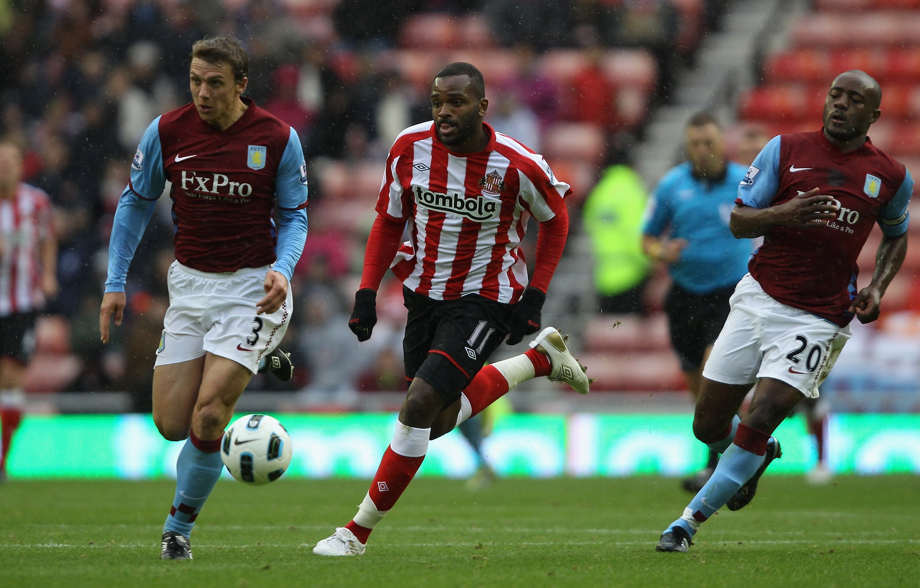 SUNDERLAND, ENGLAND - OCTOBER 23: Darren Bent of Sunderland moves away from of Stephen Warnock and Nigel Reo-Coker of Aston Villa during the Barclays Premier League match between Sunderland and Aston Villa at Stadium of Light on October 23, 2010 in Sunde SUNDERLAND, ENGLAND - OCTOBER 23: Darren Bent of Sunderland moves away from of Stephen Warnock and Nigel Reo-Coker of Aston Villa during the Barclays Premier League match between Sunderland and Aston Villa at Stadium of Light on October 23, 2010 in Sunde
