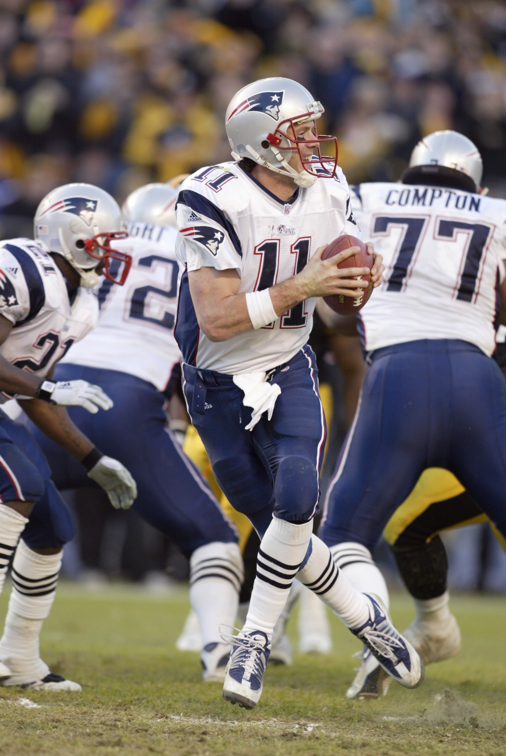 27 Jan 2002: Quarterback Drew Bledsoe of the New England Patriots looks to throw a pass during the AFC Championship Game against the Pittsburgh Steelers at Heinz Field in Pittsburgh, Pennsylvania. The Patriots won 24-17. DIGITAL IMAGE. Mandatory Credit: A