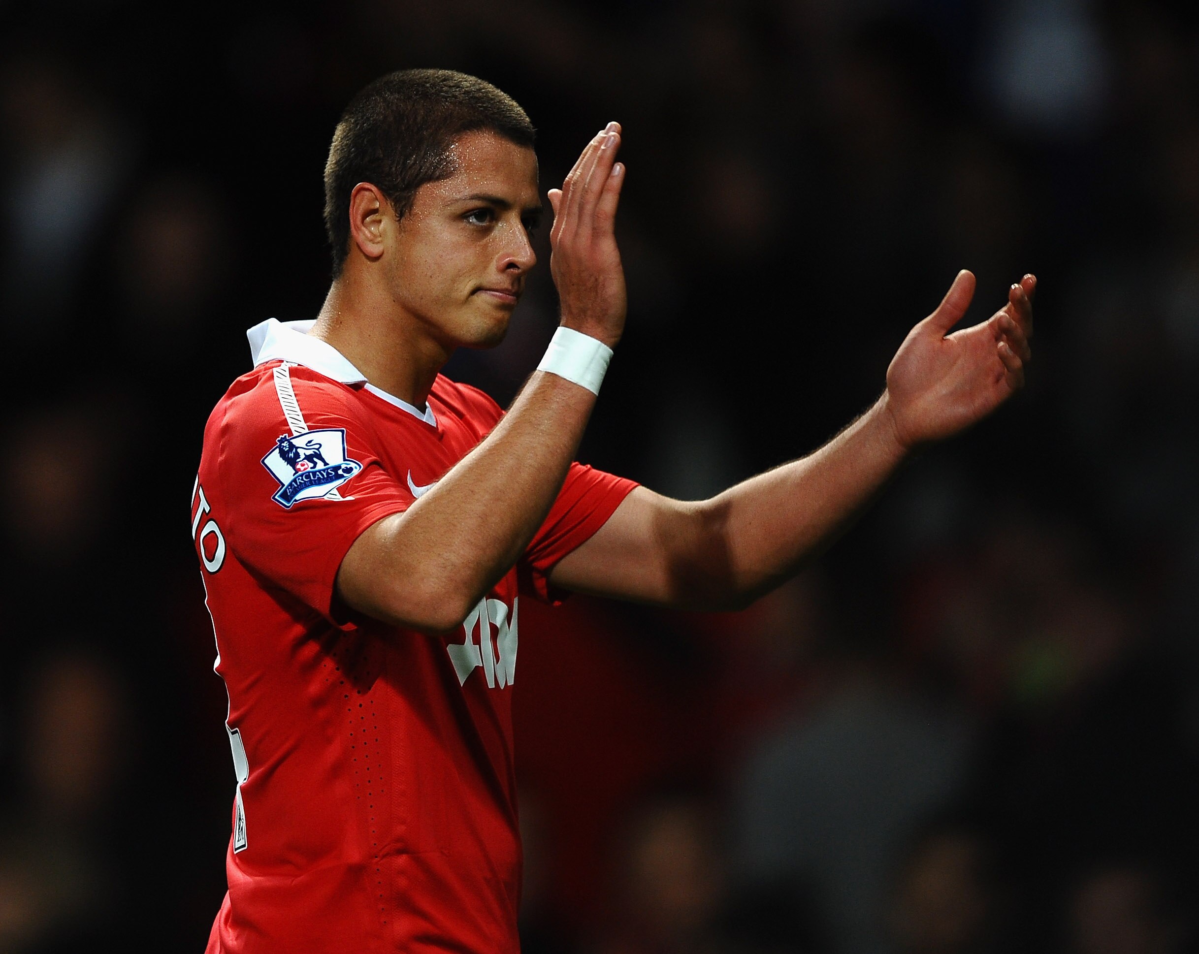 MANCHESTER, ENGLAND - OCTOBER 26: Javier Hernandez of Manchester United applauds the fans after scoring the winner during the Carling Cup fourth round match between Manchester United and Wolverhampton Wanderers at Old Trafford on October 26, 2010 in Manch MANCHESTER, ENGLAND - OCTOBER 26: Javier Hernandez of Manchester United applauds the fans after scoring the winner during the Carling Cup fourth round match between Manchester United and Wolverhampton Wanderers at Old Trafford on October 26, 2010 in Manch