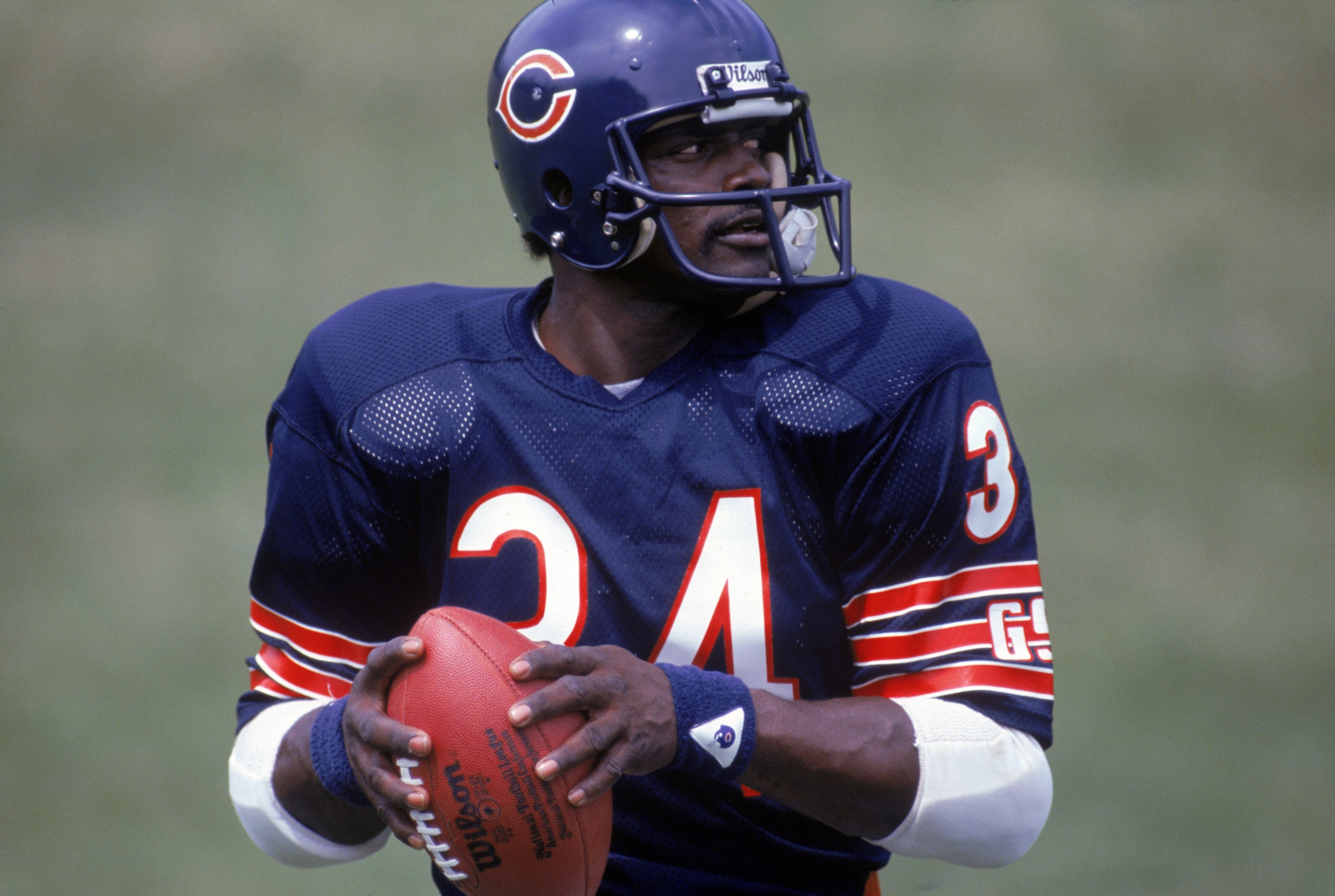 1985:  Running back Walter Payton #34 of the Chicago Bears looks on to pass during training camp in 1985. (Photo by Jonathan Daniel/Getty Images)