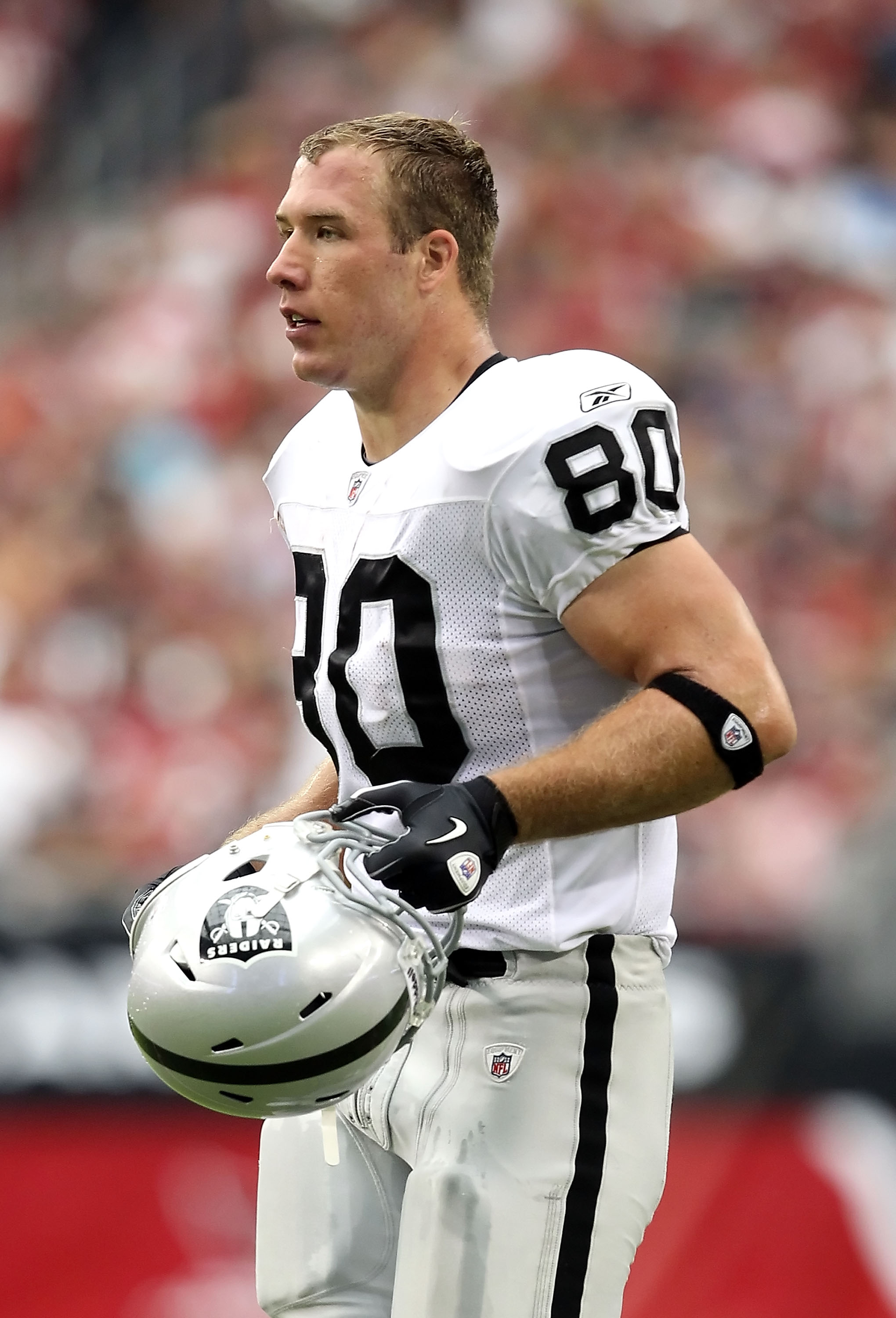 GLENDALE, AZ - SEPTEMBER 26:  Tight end Zach Miller #80 of the Oakland Raiders during the NFL game against the Arizona Cardinals at the University of Phoenix Stadium on September 26, 2010 in Glendale, Arizona.  The Cardinals defeated the Raiders 24-23.  (
