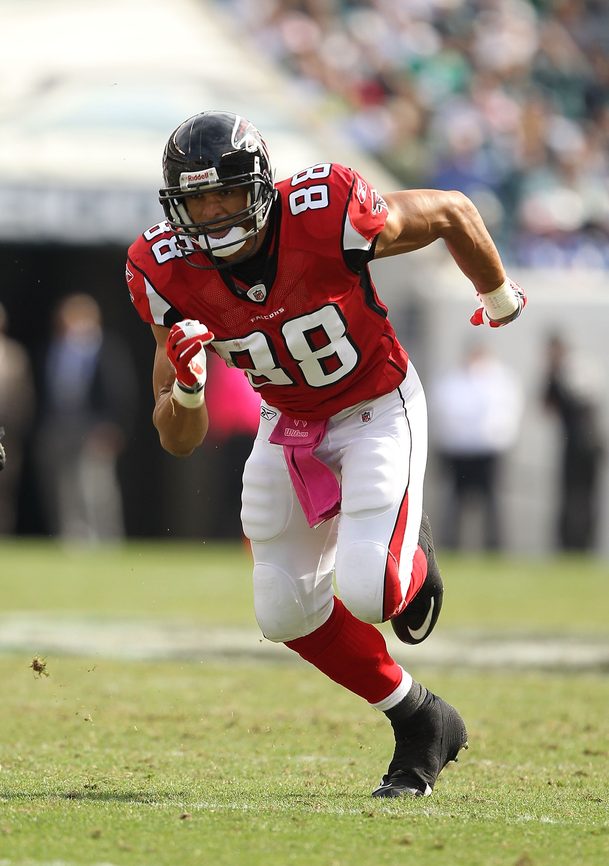 PHILADELPHIA - OCTOBER 17:  Tony Gonzalez #88  of the Atlanta Falcons in action against  the Philadelphia Eagles during their game at Lincoln Financial Field on October 17, 2010 in Philadelphia, Pennsylvania.  (Photo by Al Bello/Getty Images)