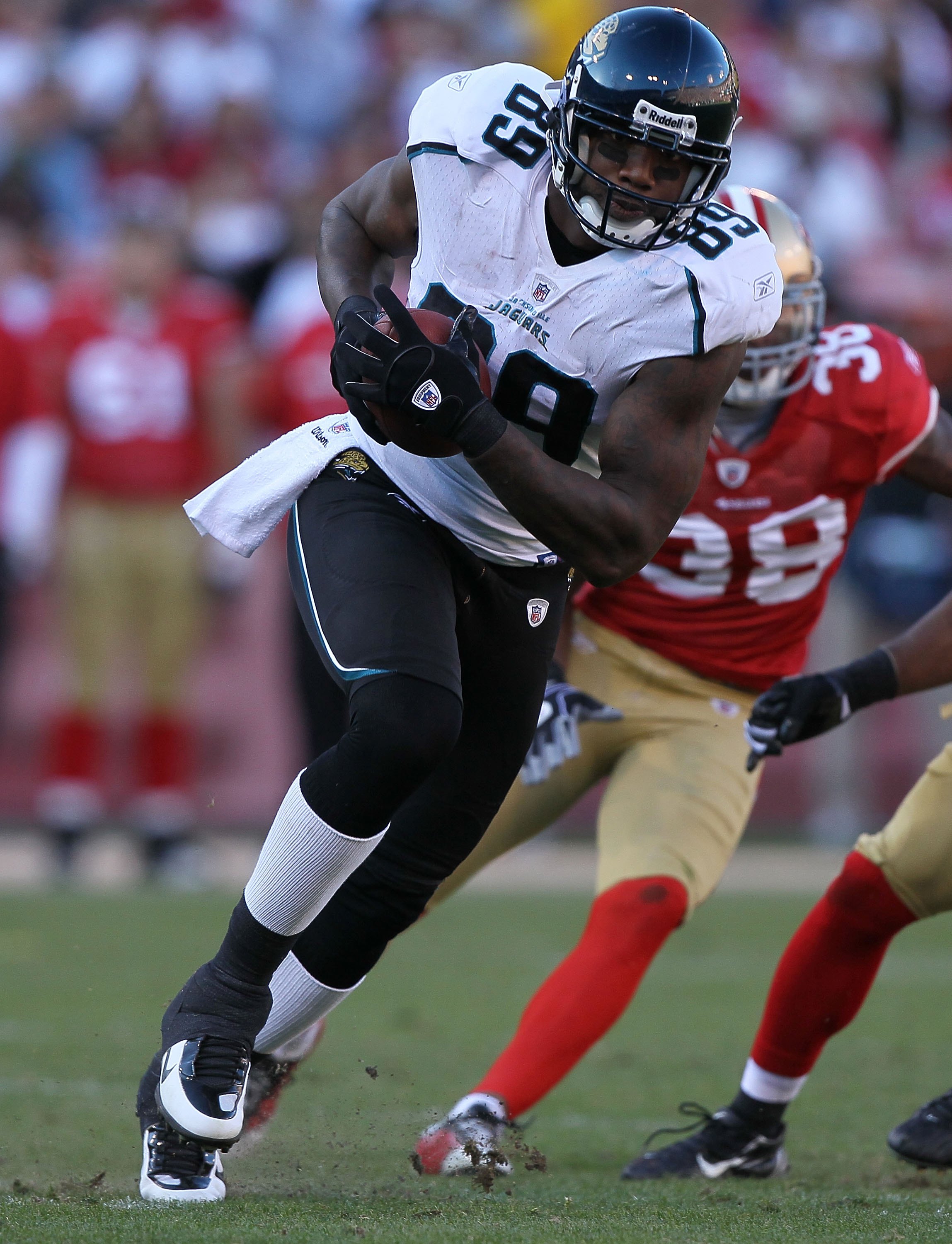 SAN FRANCISCO - NOVEMBER 29:  Marcedes Lewis #89 of the Jacksonville Jaguars runs against the San Francisco 49ers during an NFL game at Candlestick Park on November 29, 2009 in San Francisco, California.  (Photo by Jed Jacobsohn/Getty Images)