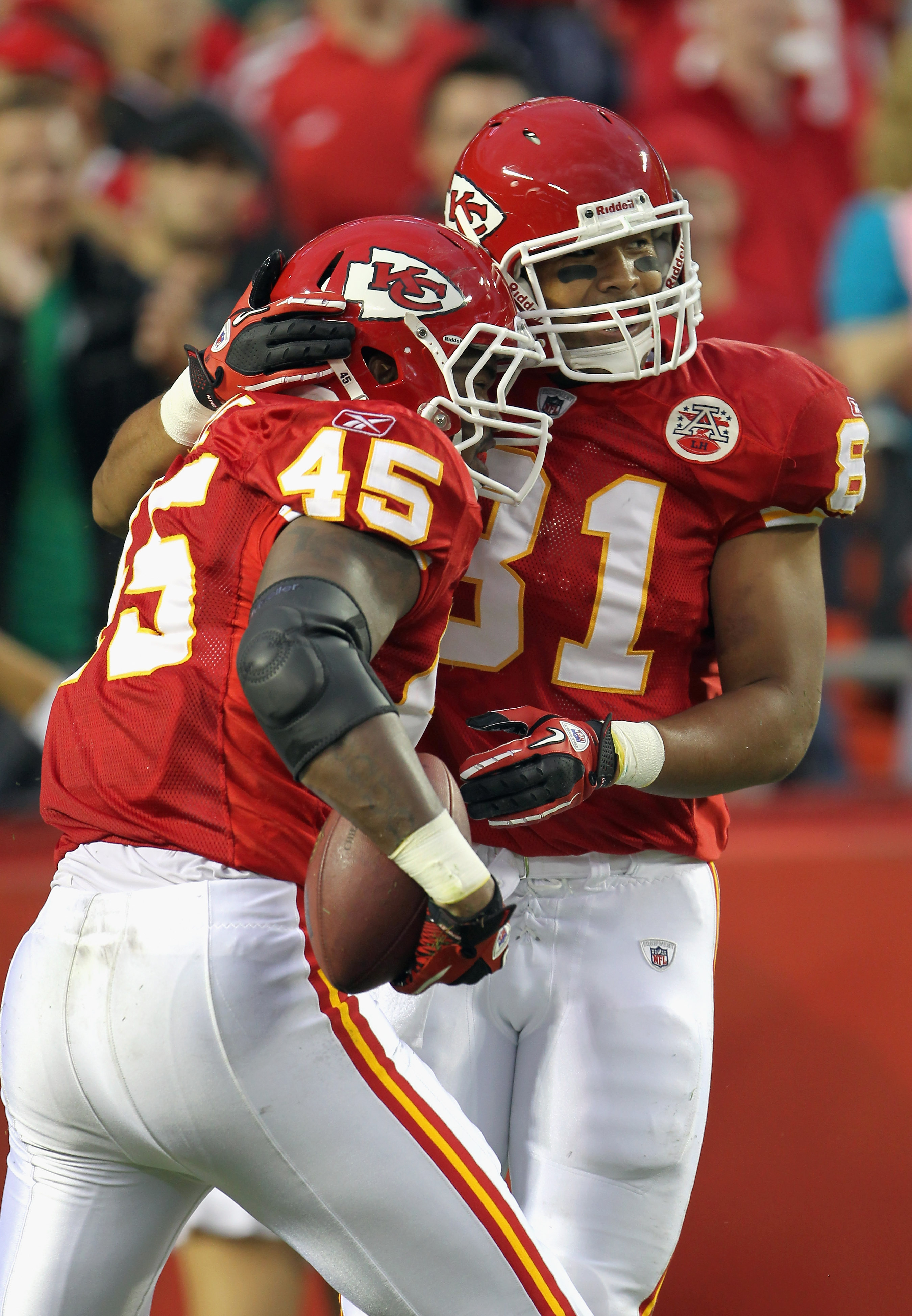 KANSAS CITY, MO - SEPTEMBER 02:  Receiver Tony Moeaki #81 of the Kansas City Chiefs congratulates Leonard Pope #45 after Pope caught a pass for a touchdown during the game against the Green Bay Packers on September 2, 2010 at Arrowhead Stadium in Kansas C
