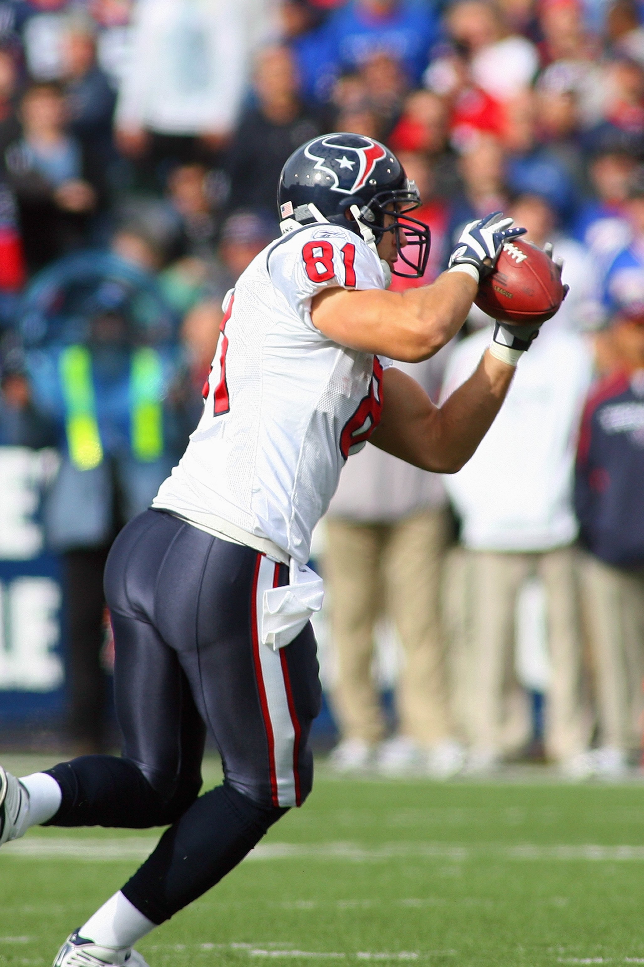 ORCHARD PARK, NY - NOVEMBER 01:  Owen Daniels #81 of the Houston Texans catches a pass during the game against the Buffalo Bills at Ralph Wilson Stadium on November 1, 2009 in Orchard Park, New York. Houston won 31-10. (Photo by Rick Stewart/Getty Images)