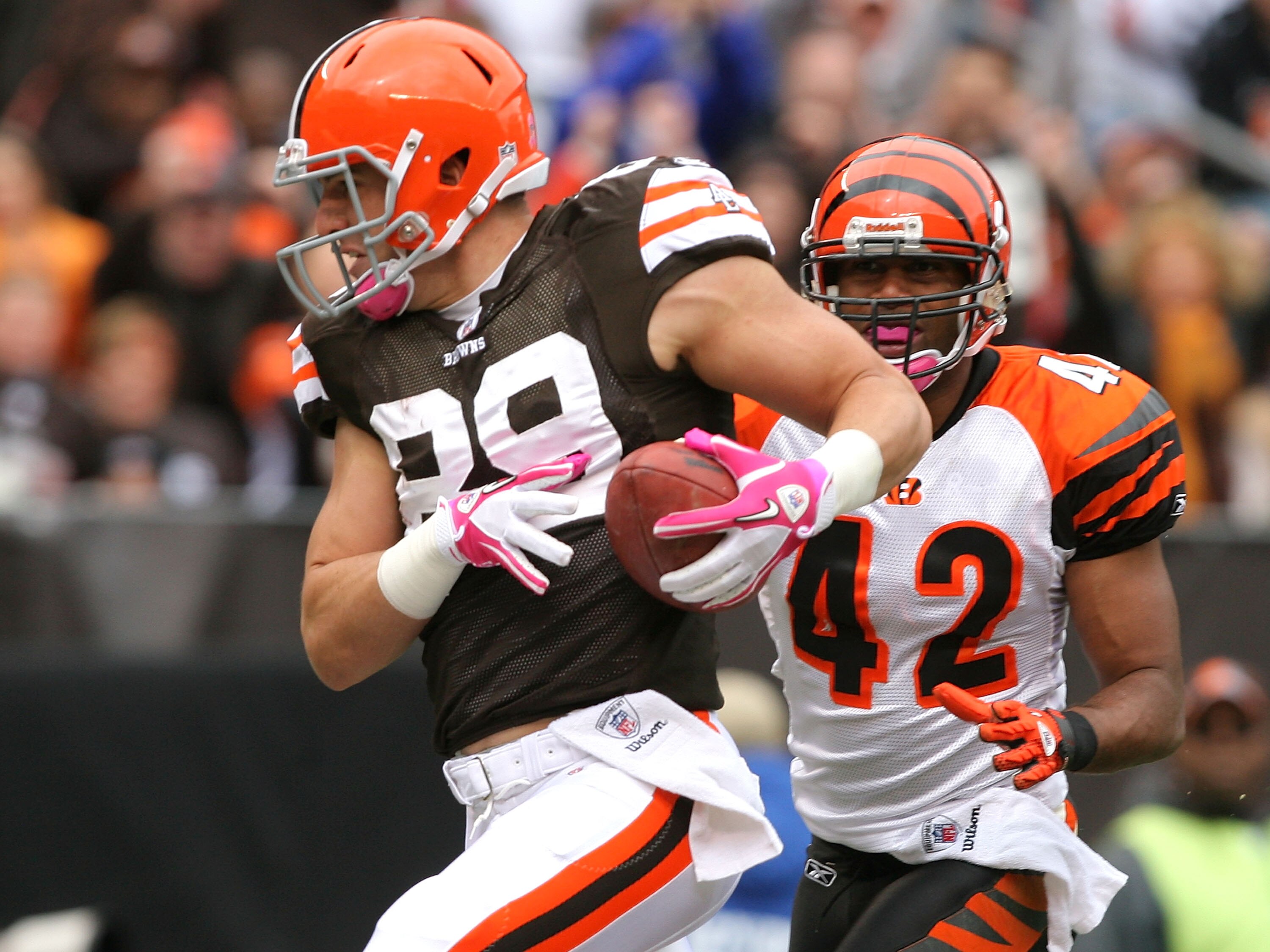 CLEVELAND - OCTOBER 03:   Tight end Evan Moore #89 of the Cleveland Browns catches a touchdown pass in front of safety Chris Crocker #42 of the Cincinnati Bengals at Cleveland Browns Stadium on October 3, 2010 in Cleveland, Ohio.  (Photo by Matt Sullivan/