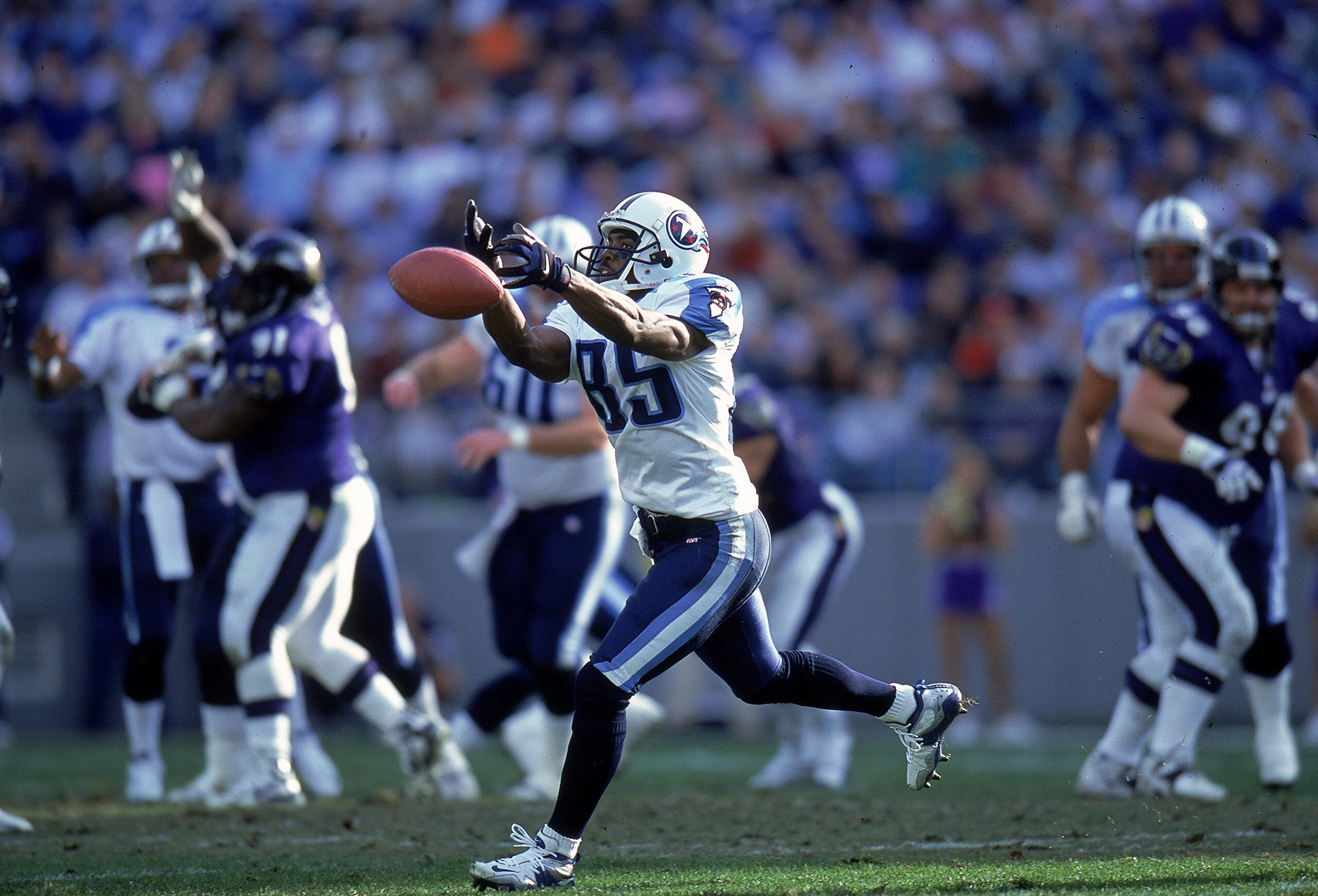 5 Dec 1999: Derrick Mason #85 of the Tennessee Titans stretches to catch the ball but misses during a game against the Baltimore Ravens at the PSI Net Stadium in Baltimore, Maryland. The Ravens defeated the Titans 41-14.