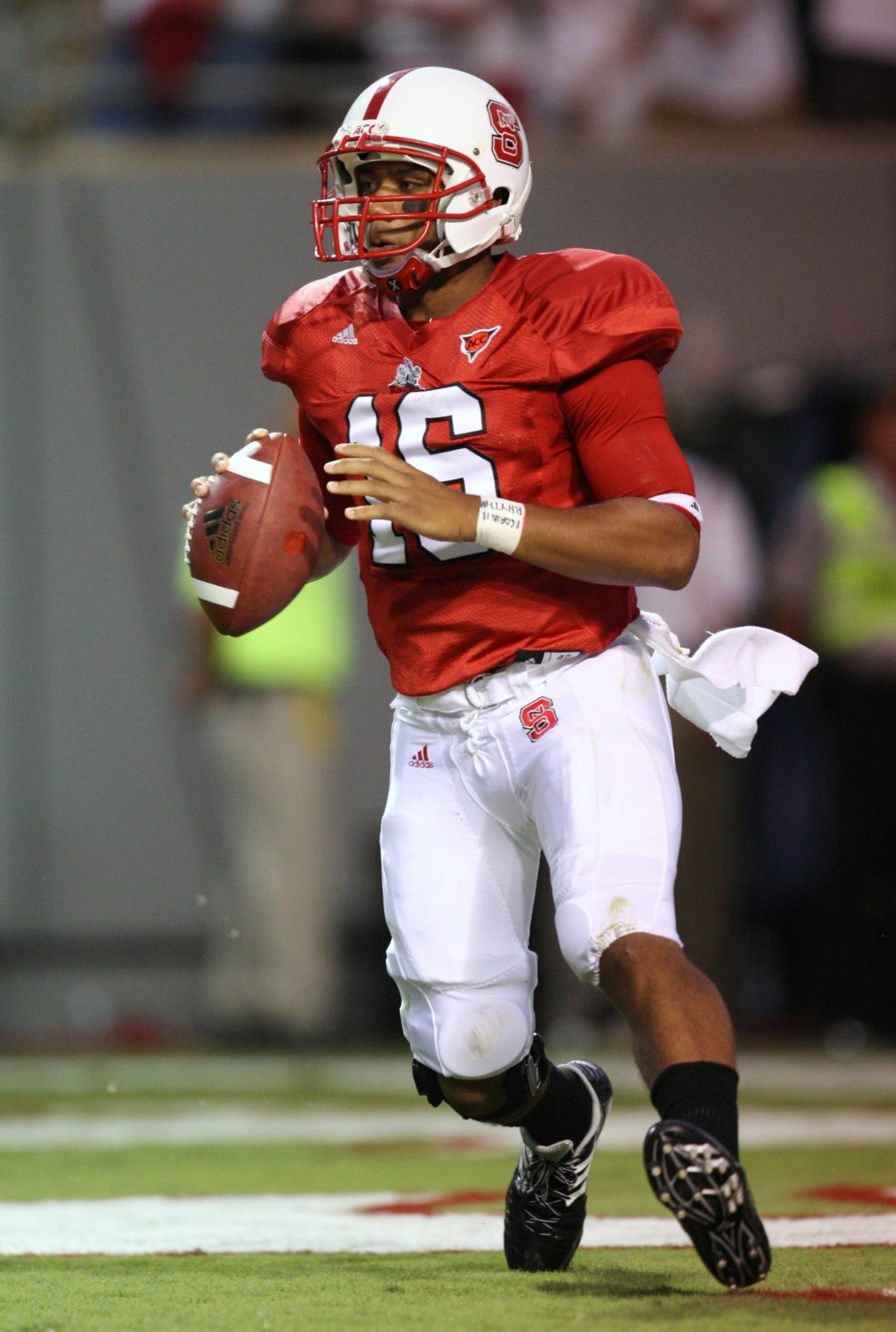 RALEIGH, NC - SEPTEMBER 3: Quarterback Russell Wilson #16 of the North Carolina State Wolfpack drops back to pass against the South Carolina Gamecocks during the game at Carter-Finley Stadium on September 3, 2009 in Raleigh, North Carolina. (Photo by Str RALEIGH, NC - SEPTEMBER 3: Quarterback Russell Wilson #16 of the North Carolina State Wolfpack drops back to pass against the South Carolina Gamecocks during the game at Carter-Finley Stadium on September 3, 2009 in Raleigh, North Carolina. (Photo by Str