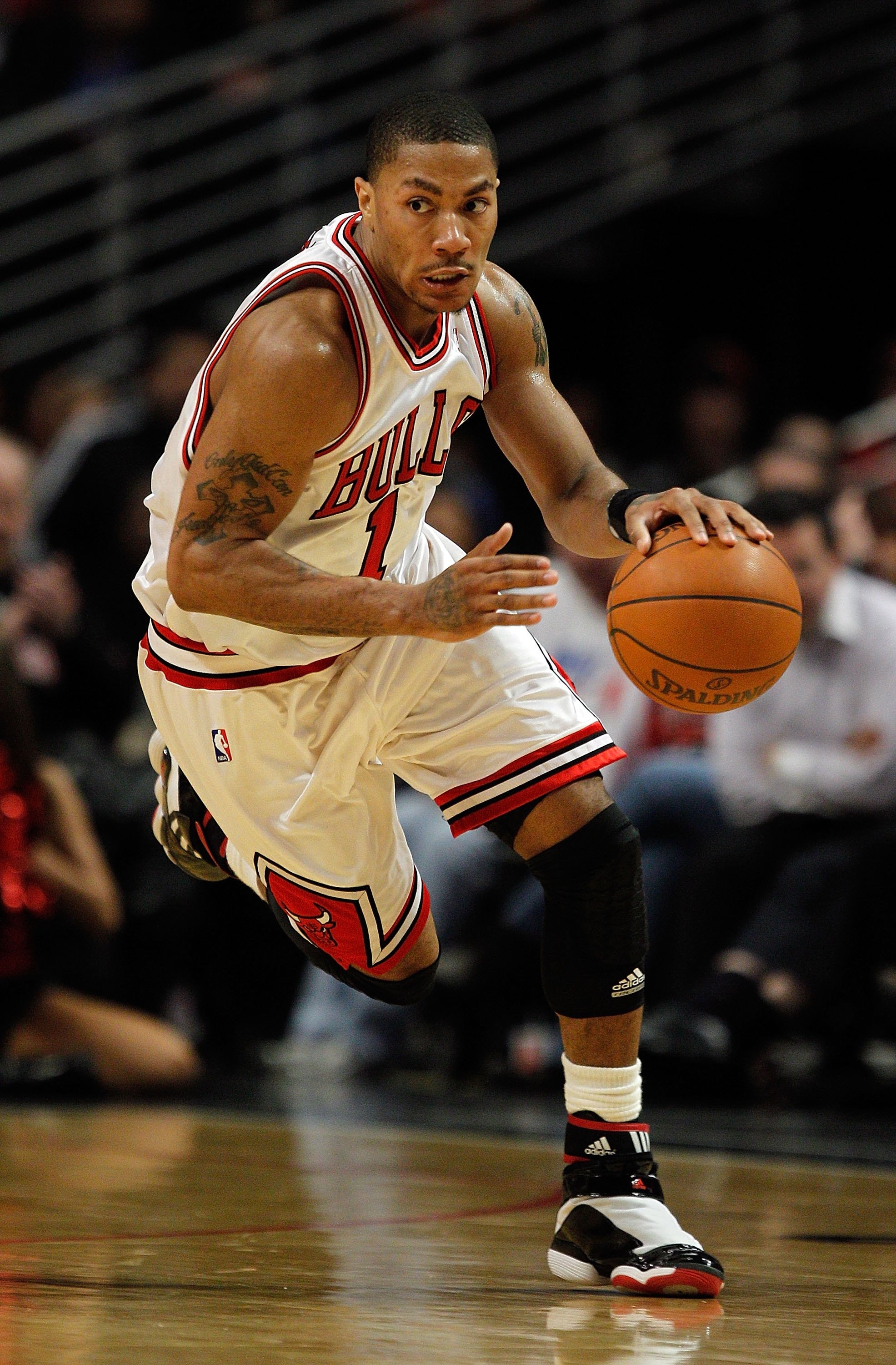 CHICAGO - MARCH 22: Derrick Rose #1 of the Chicago Bulls brings the ball up court against the Houston Rockets at the United Center on March 22, 2010 in Chicago, Illinois. The Bulls defeated the Rockets 98-88. NOTE TO USER: User expressly acknowledges and