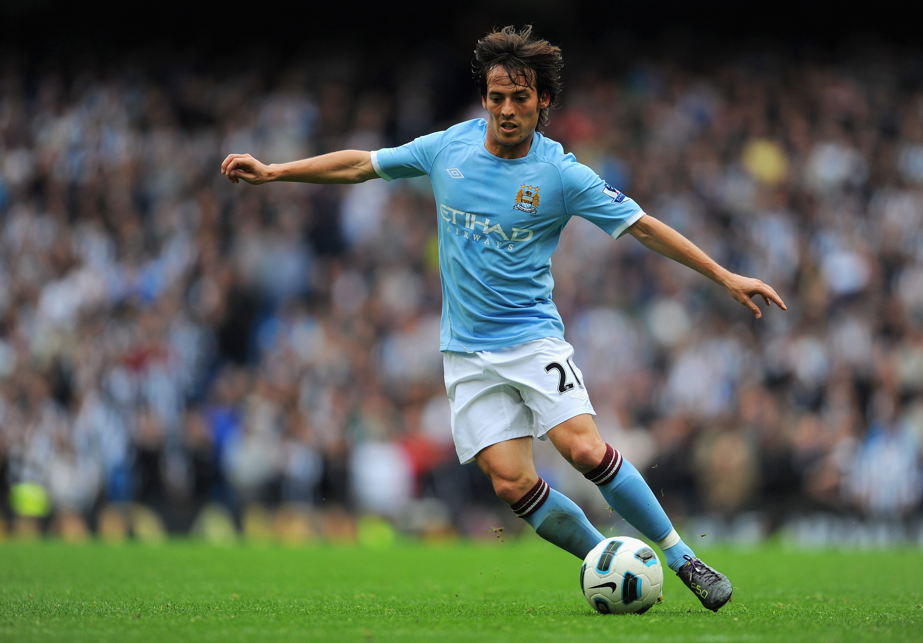 MANCHESTER, ENGLAND - OCTOBER 03: David Silva of Manchester City on the ball during the Barclays Premier League match between Manchester City and Newcastle United at the City of Manchester Stadium on October 3, 2010 in Manchester, England.  (Photo by Mich