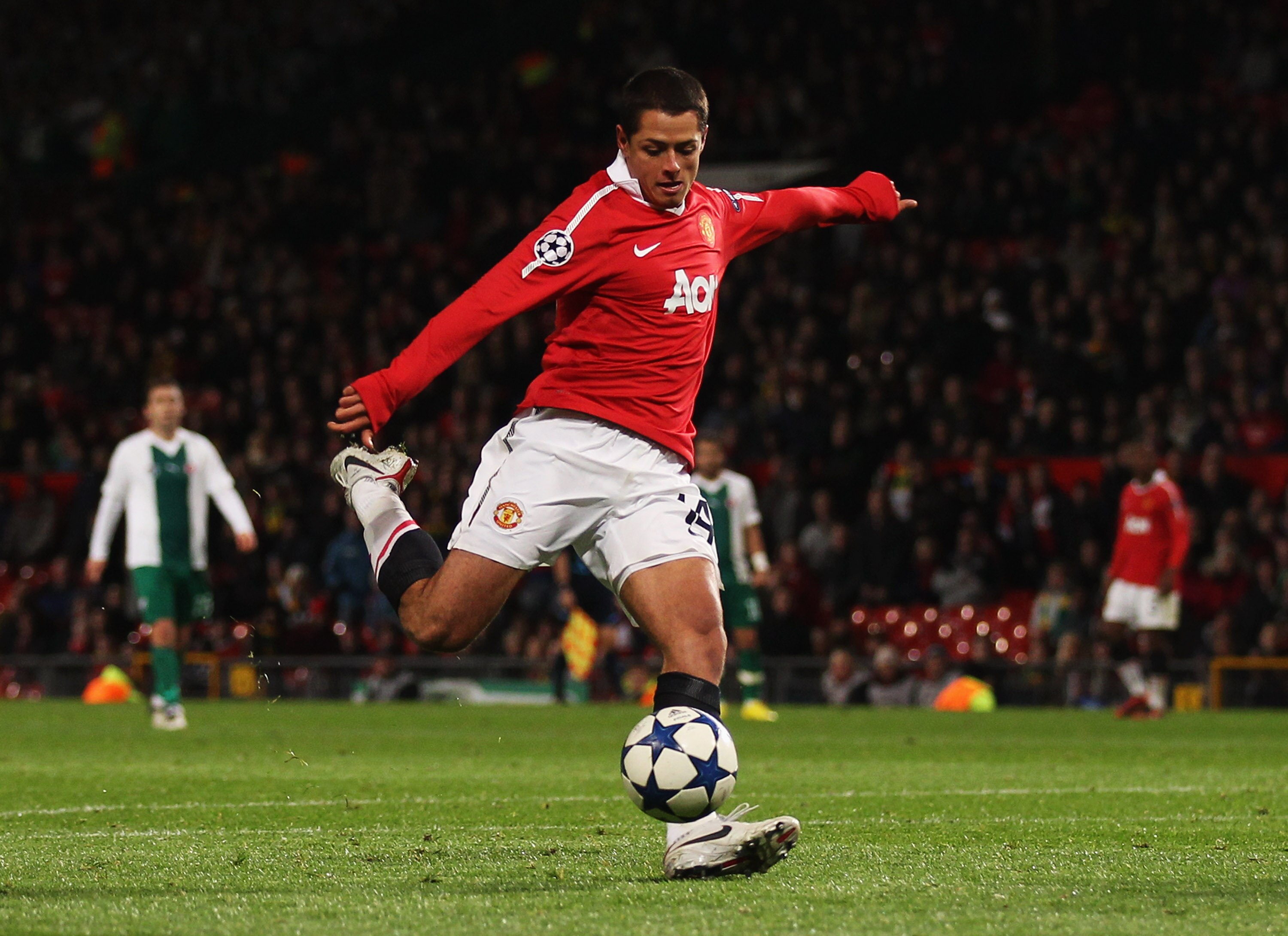 MANCHESTER, ENGLAND - OCTOBER 20:  Javier Hernandez of Manchester United in action during the UEFA Champions League Group C match between Manchester United and Bursaspor Kulubu at Old Trafford on October 20, 2010 in Manchester, England.  (Photo by Alex Li