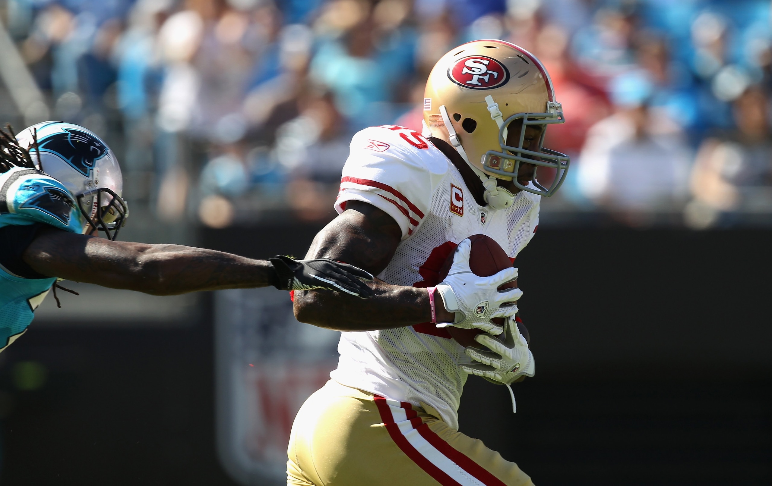CHARLOTTE, NC - OCTOBER 24:  Vernon Davis #85 of the San Francisco 49ers against the Carolina Panthers during their game at Bank of America Stadium on October 24, 2010 in Charlotte, North Carolina.  (Photo by Streeter Lecka/Getty Images)