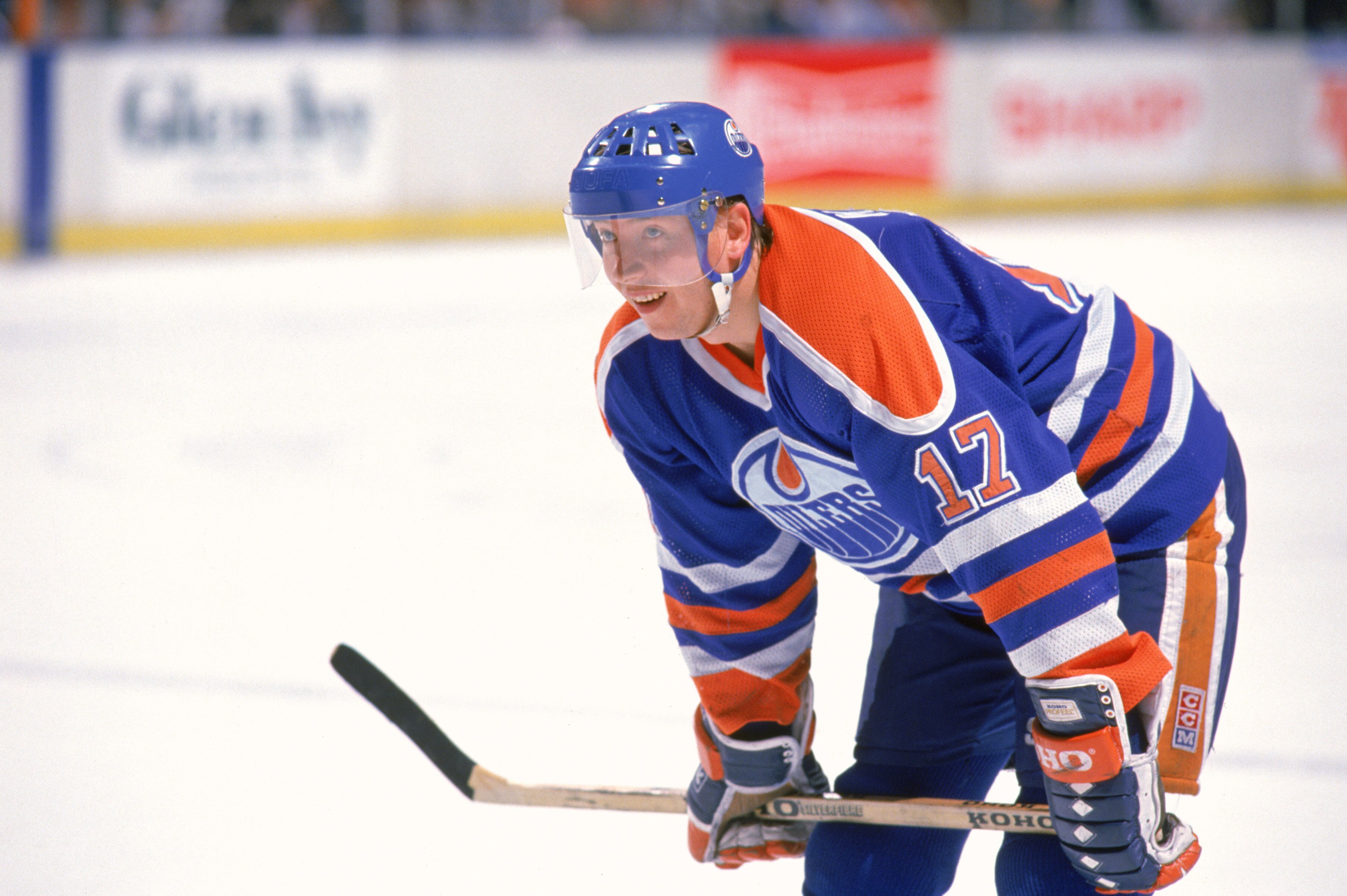 INGLEWOOD, CA - 1989:  Right wing Jari Kurri #17 of the Edmonton Oilers gets into position against the Los Angeles Kings during the 1989-90 season at the Great Western Forum in Inglewood, California.  (Photo by Mike Powell/Getty Images)